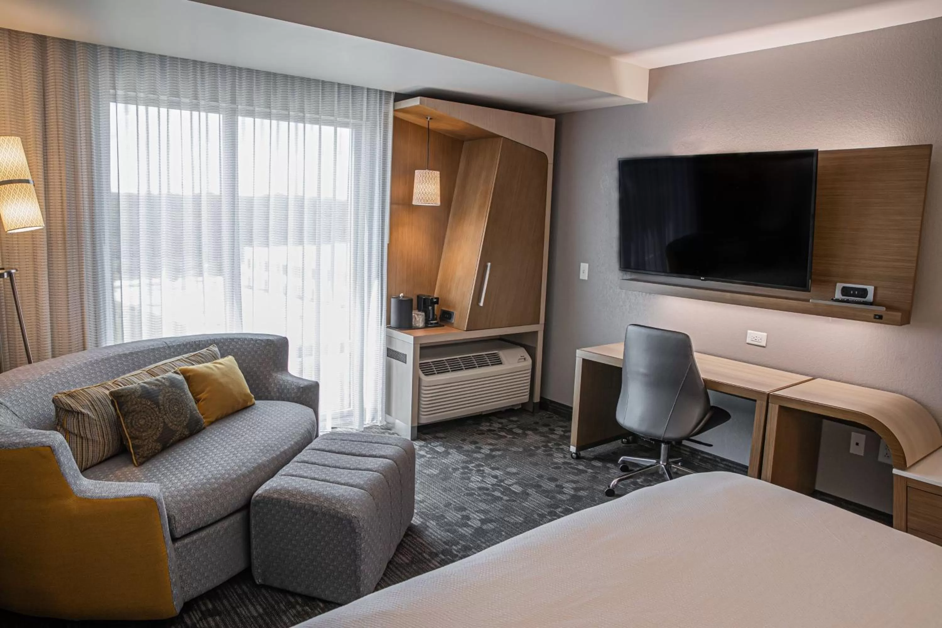 Photo of the whole room, Bed in Courtyard by Marriott Greenville Mauldin