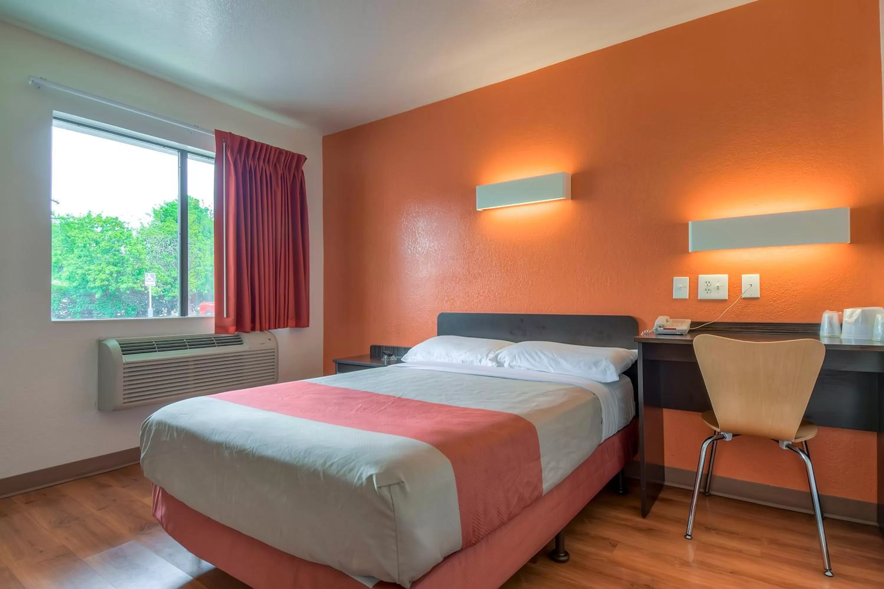 Bed in Motel 6-Arcadia, CA - Los Angeles - Pasadena Area