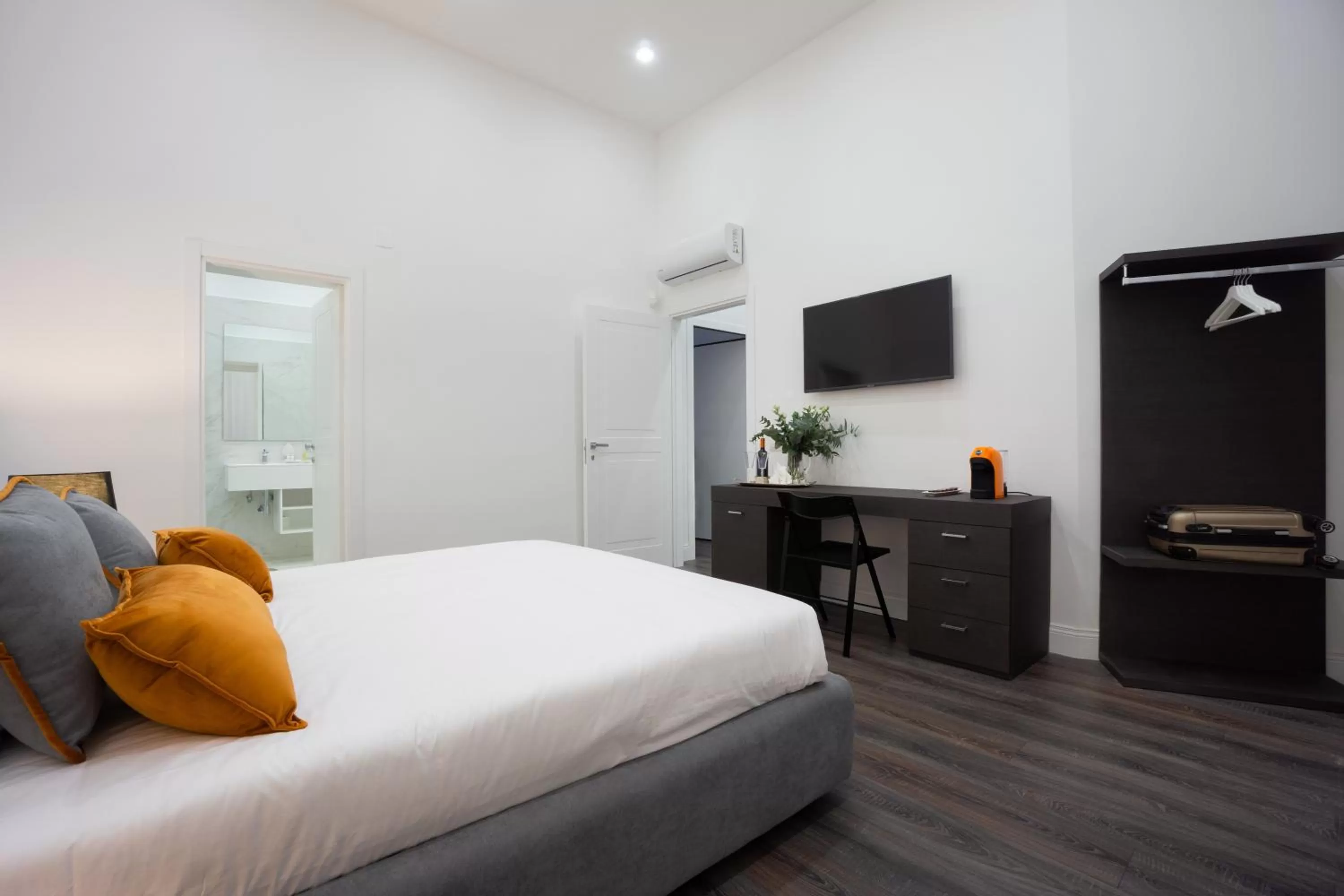 Communal lounge/ TV room, Bed in Suite Rodinò 24