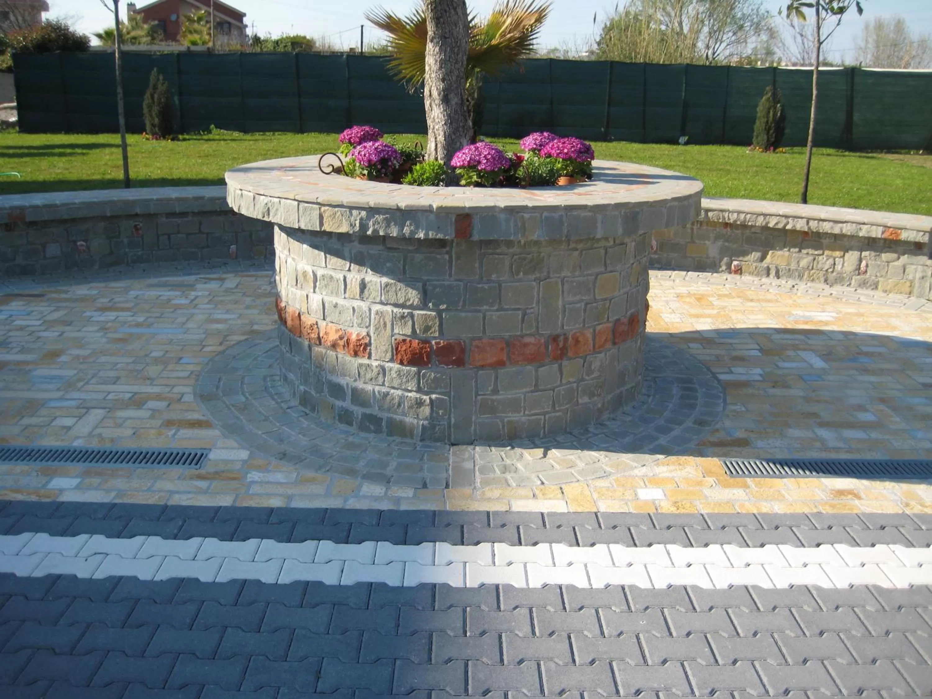 Garden, Swimming Pool in Drini Hotel