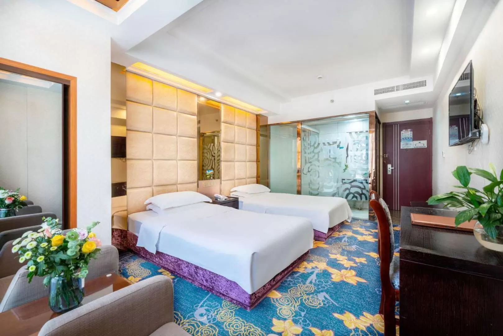Photo of the whole room, Bed in Yiwu Yuejia Business Hotel