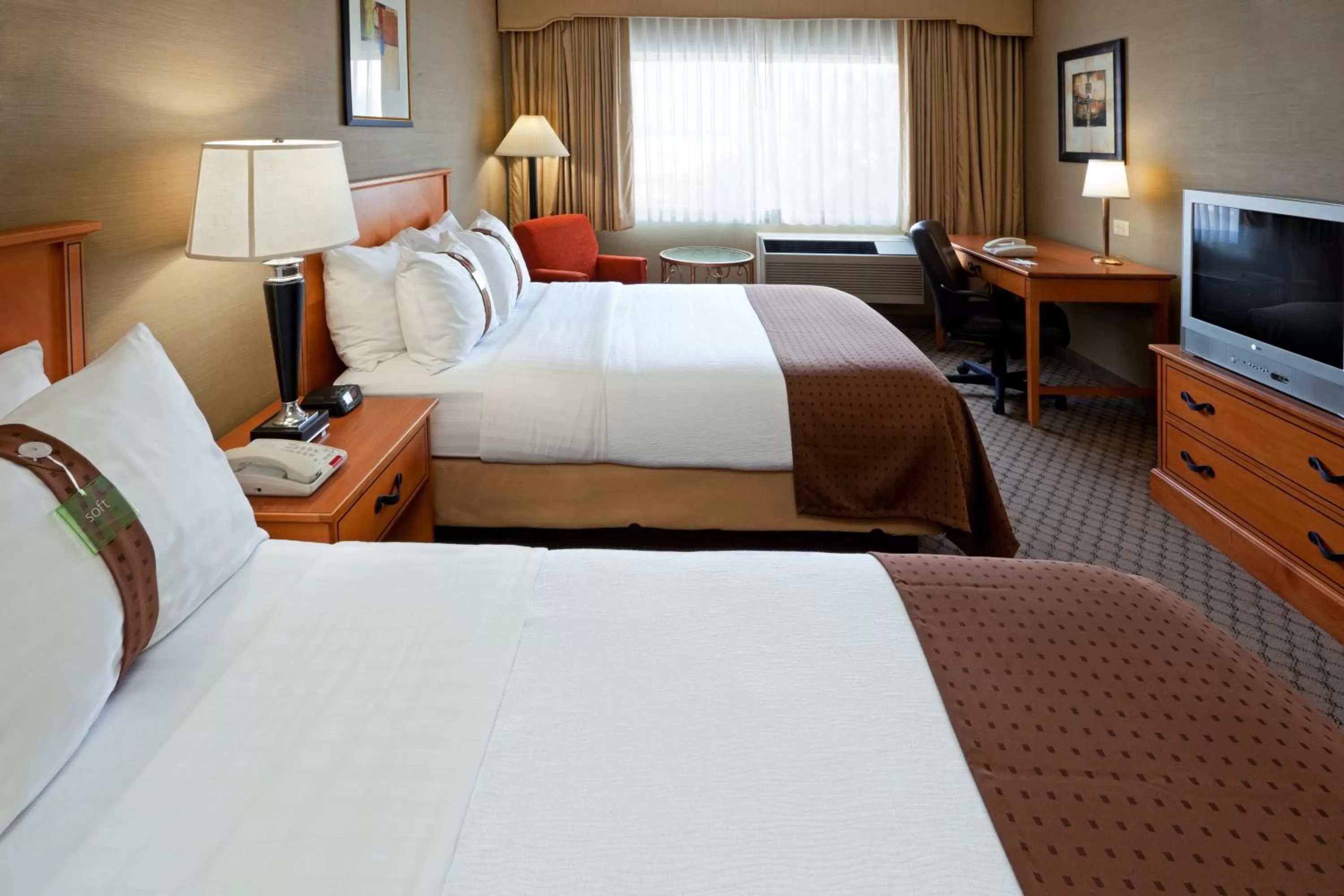 Photo of the whole room, Bed in Holiday Inn Philadelphia South-Swedesboro by IHG