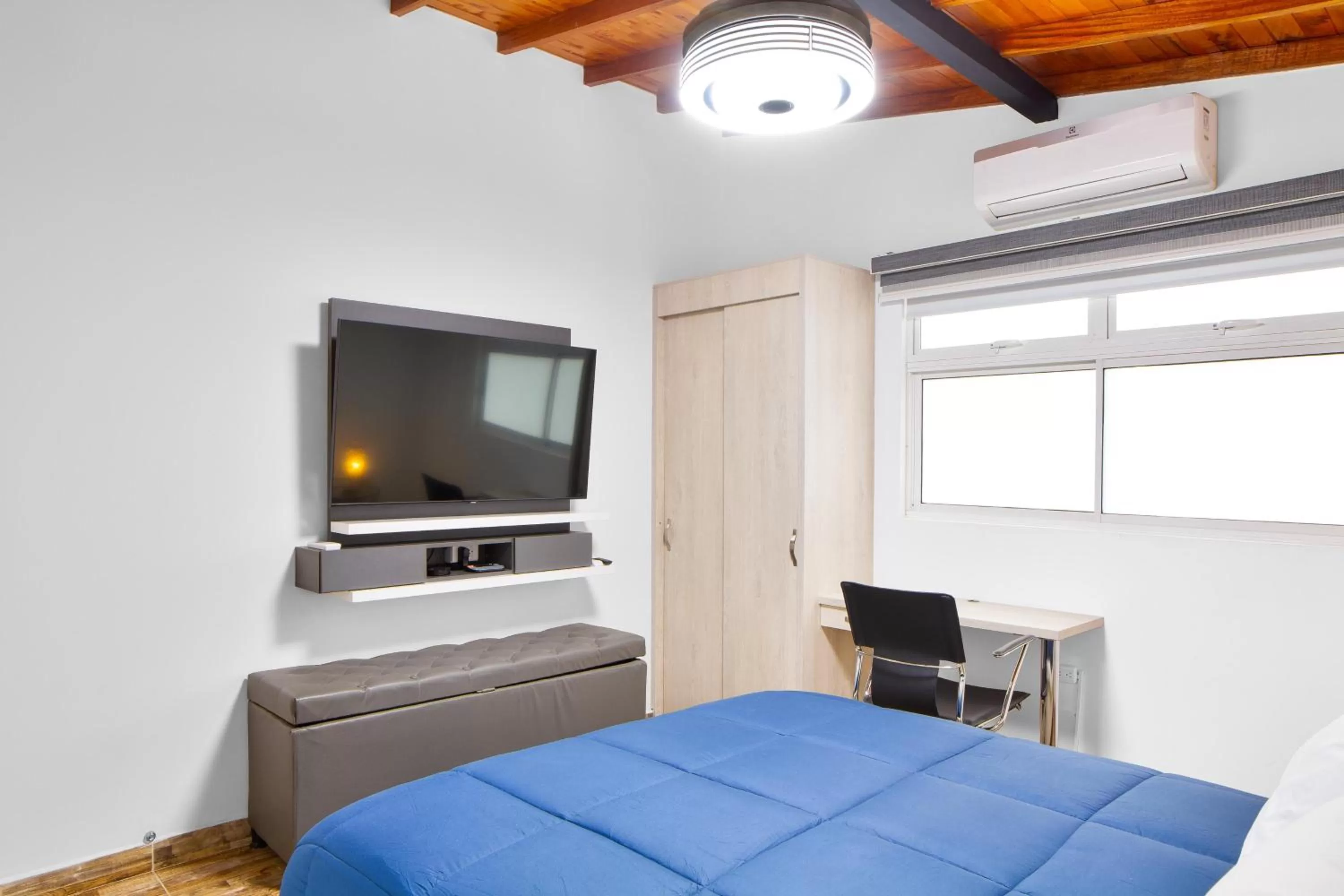 Bedroom, TV/Entertainment Center in Miracle