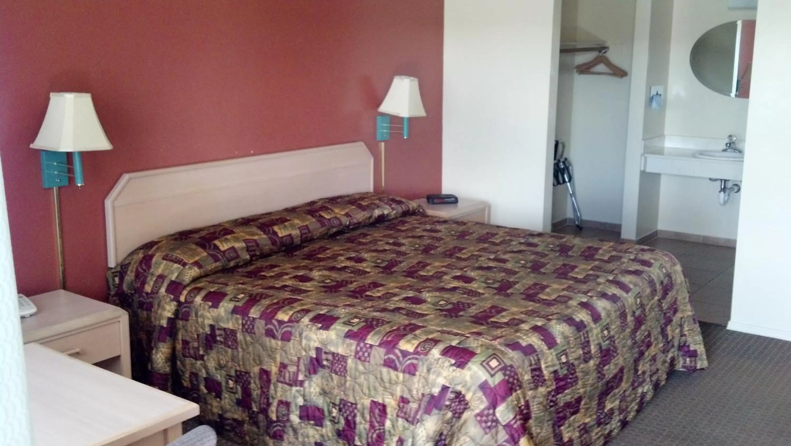 Bed in Heritage House Motel