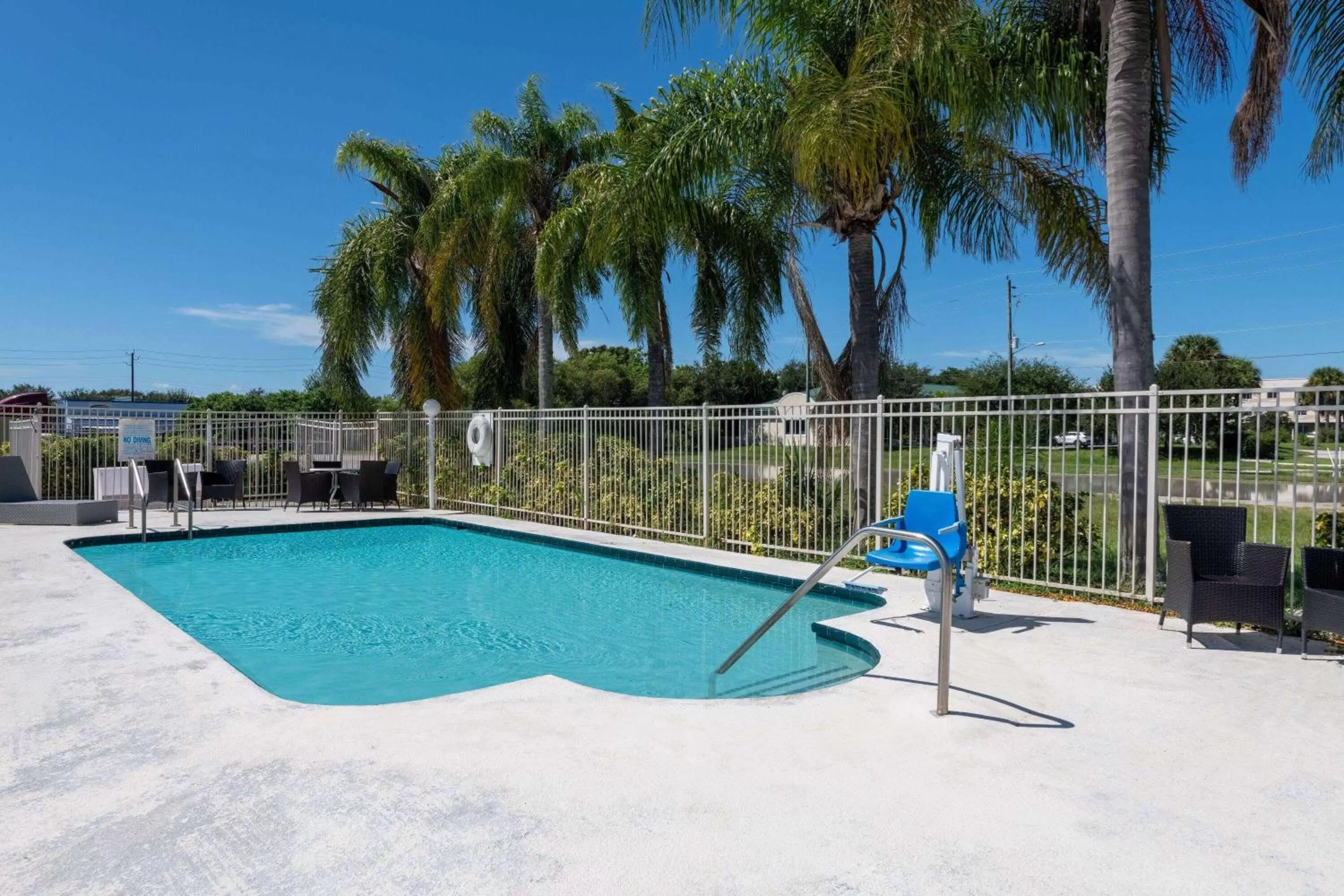 Pool view in Howard Johnson by Wyndham Vero Beach/I-95