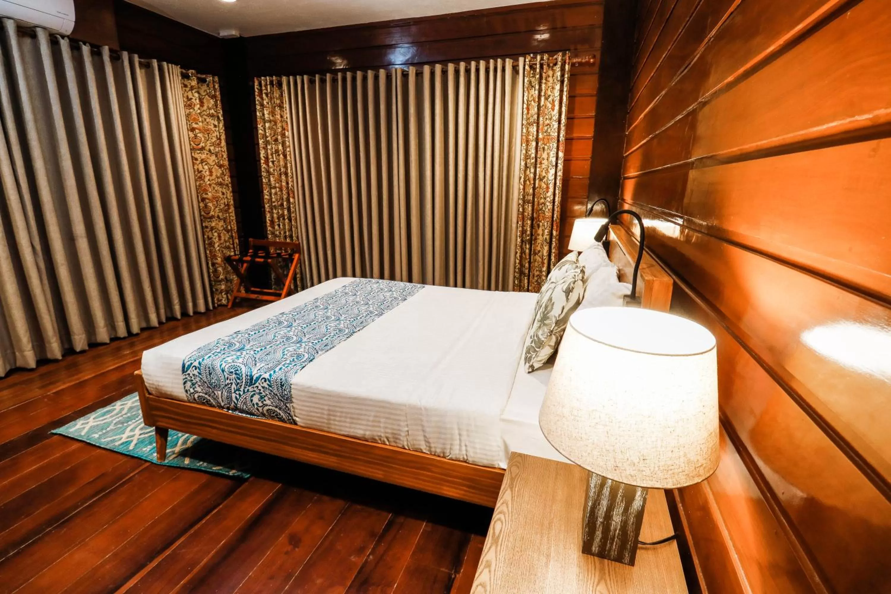 Photo of the whole room, Bed in Hotel Kimberly Tagaytay