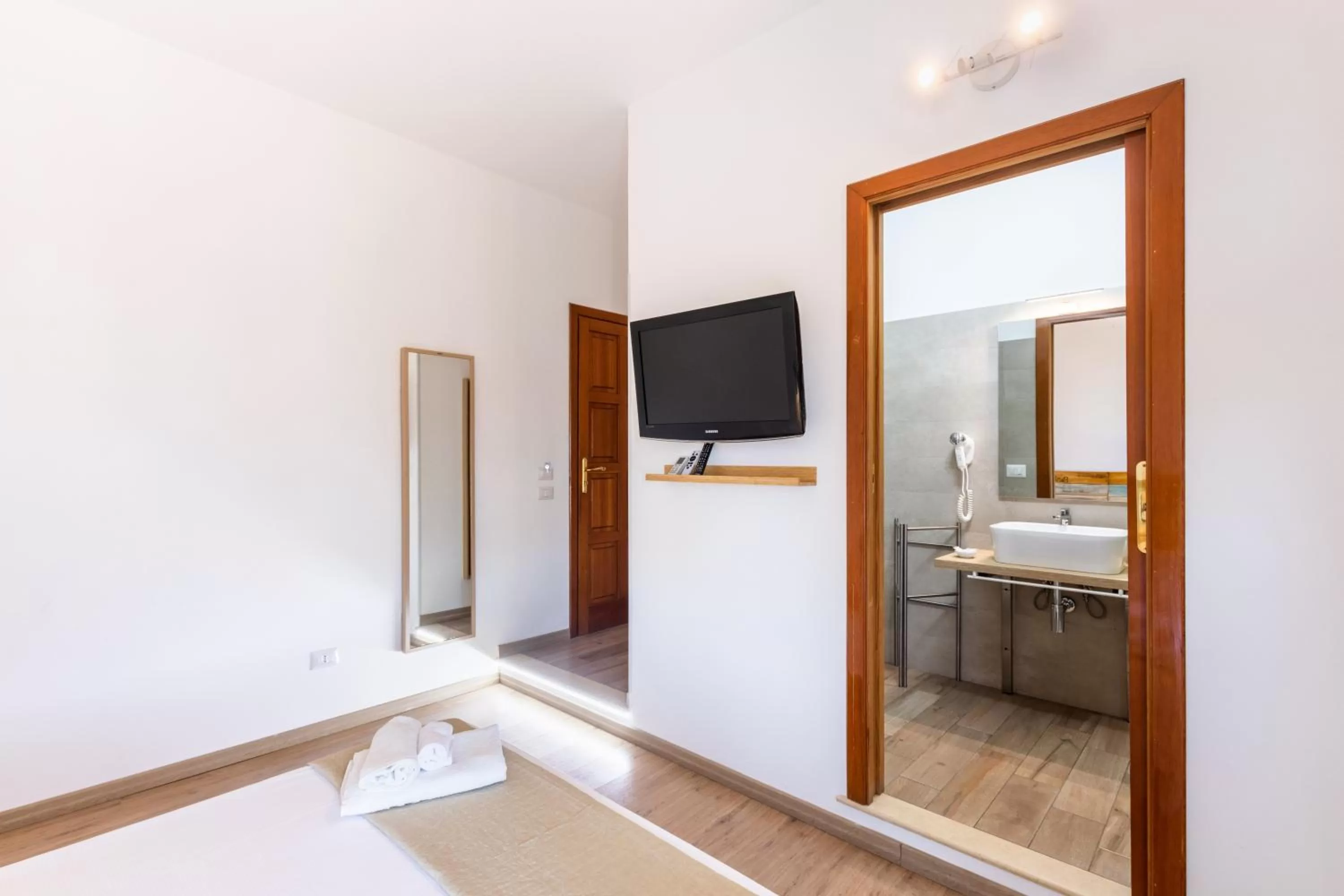 TV and multimedia in Pantanello Rooms Avola