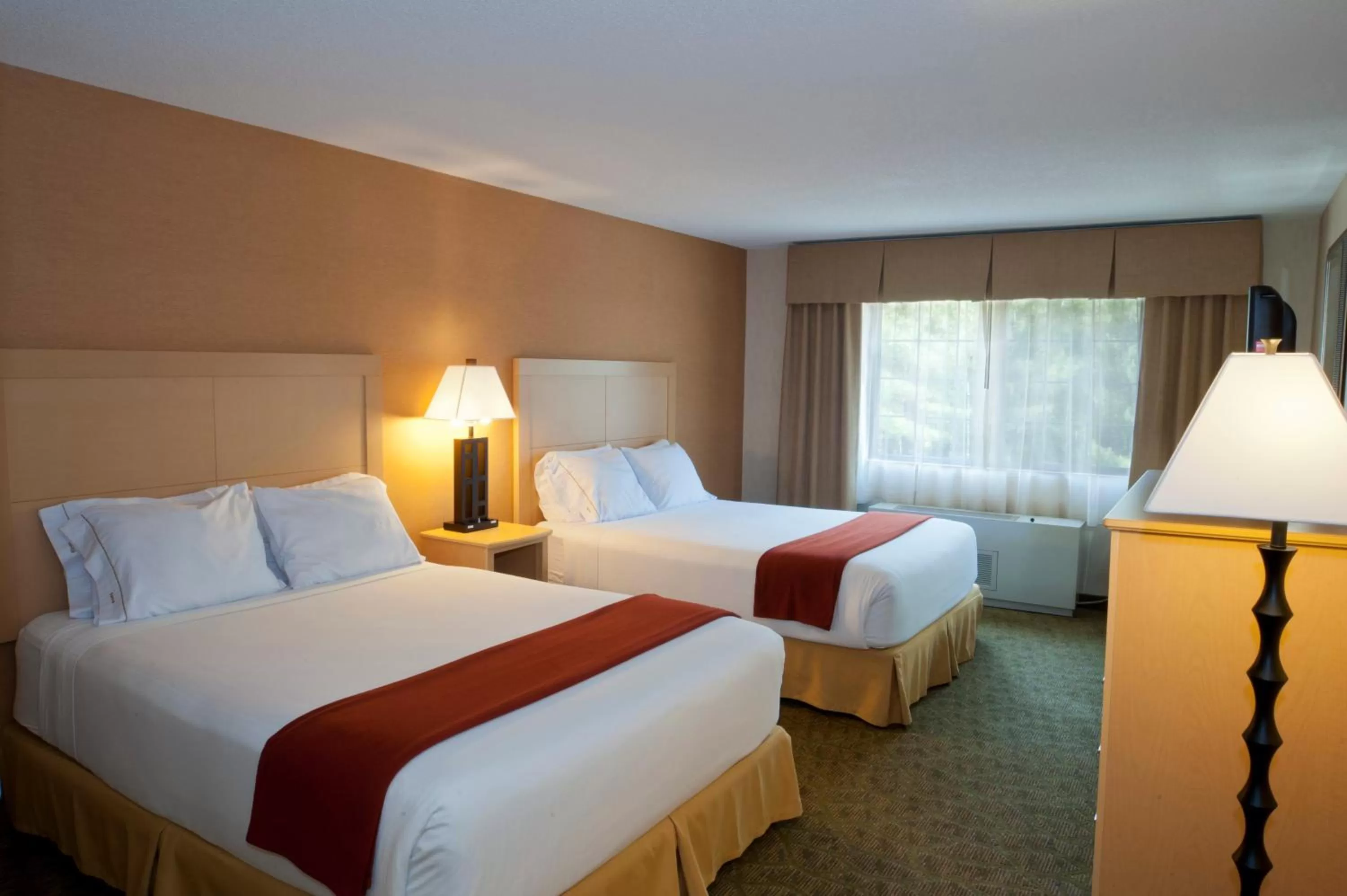 Bed in Holiday Inn Express Hotel & Suites North Conway by IHG