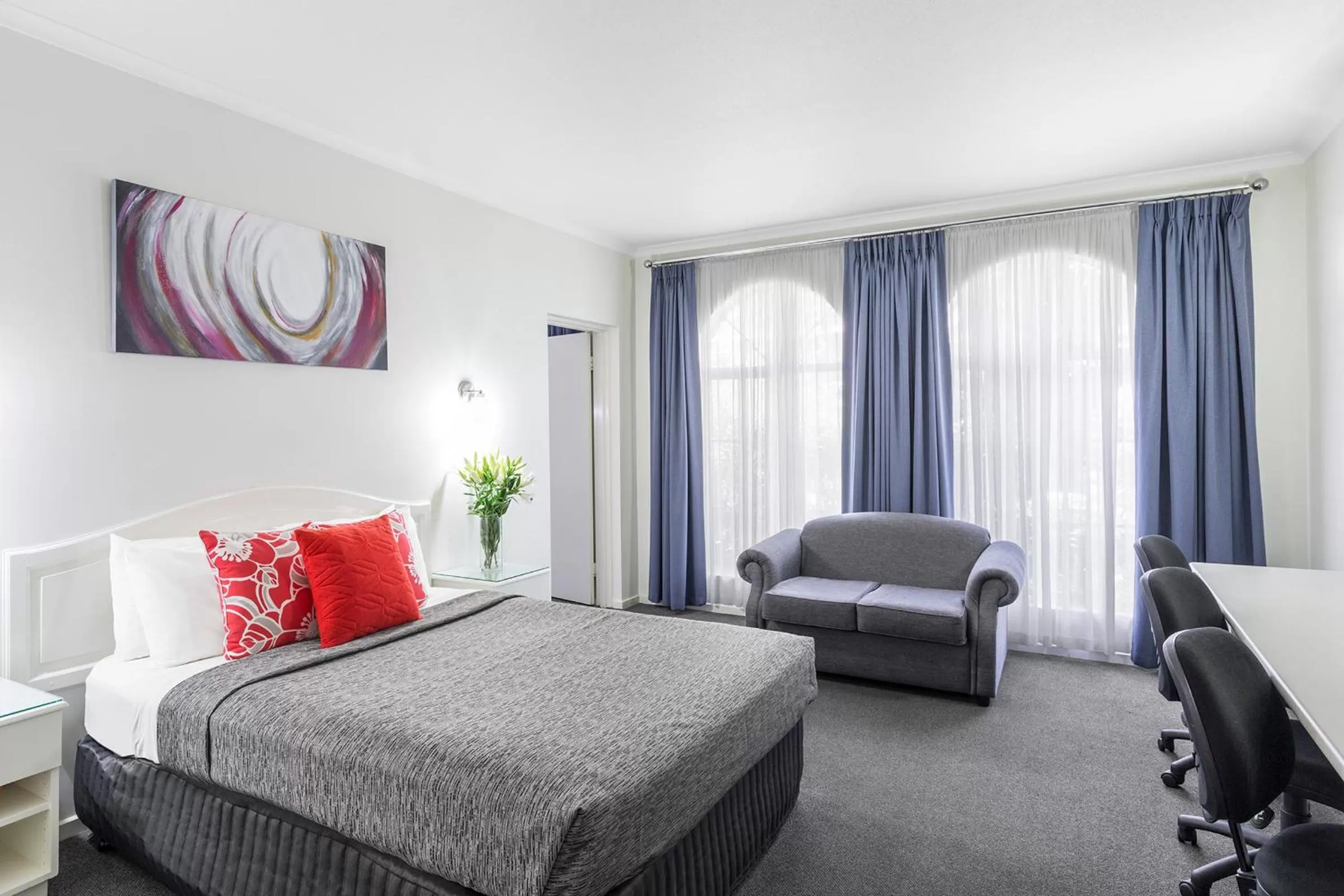 Living room, Bed in Cathedral Motor Inn