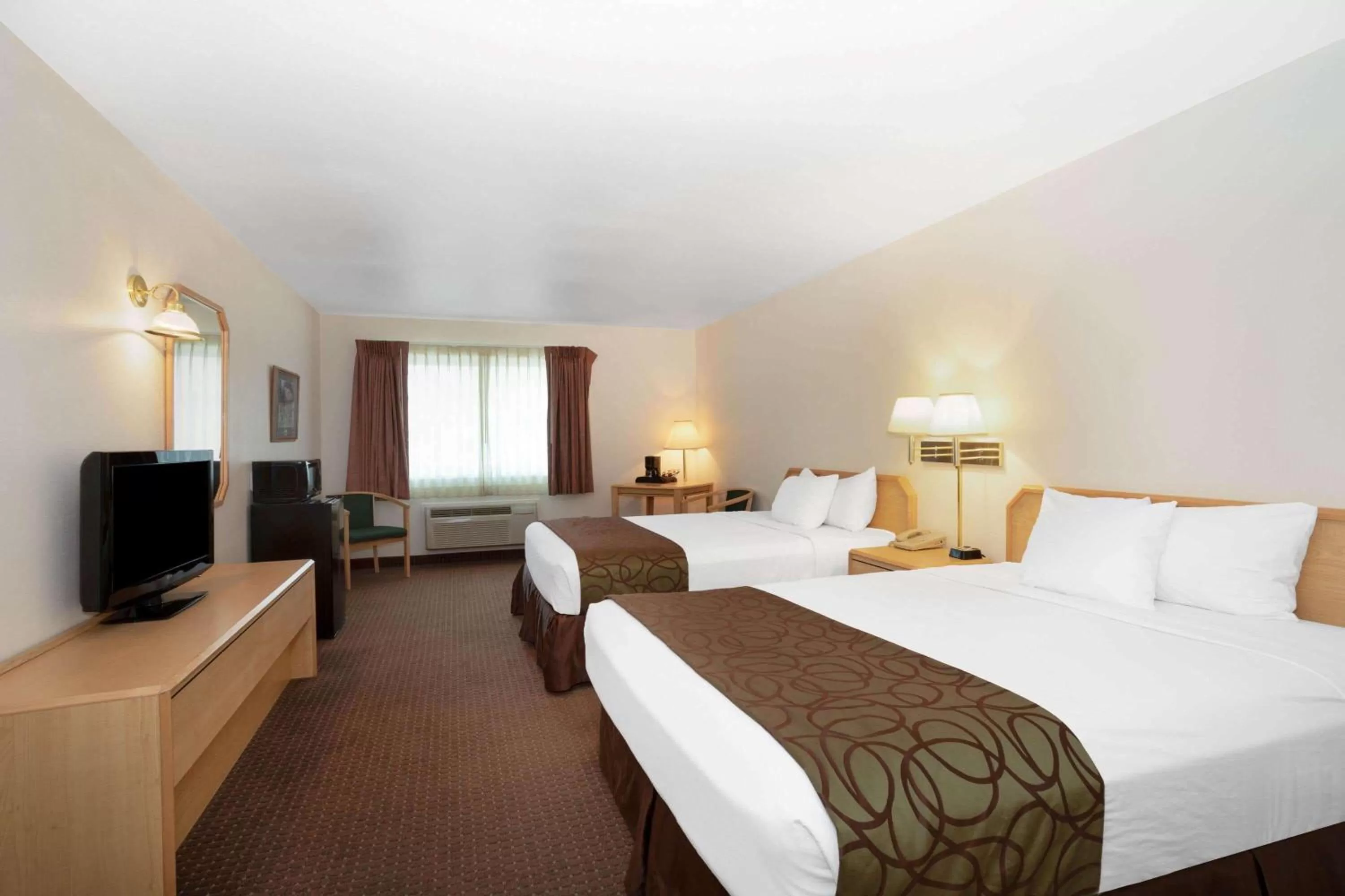 Photo of the whole room, Bed in Inn at Lander, Travelodge by Wyndham