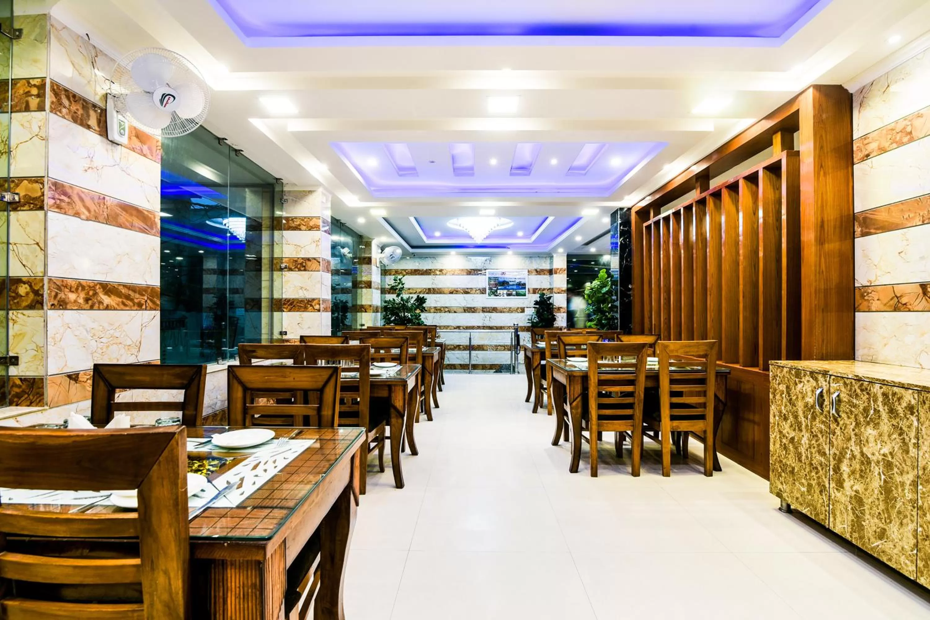 Restaurant/places to eat in Hotel Pearl - Mahipalpur Delhi Airport