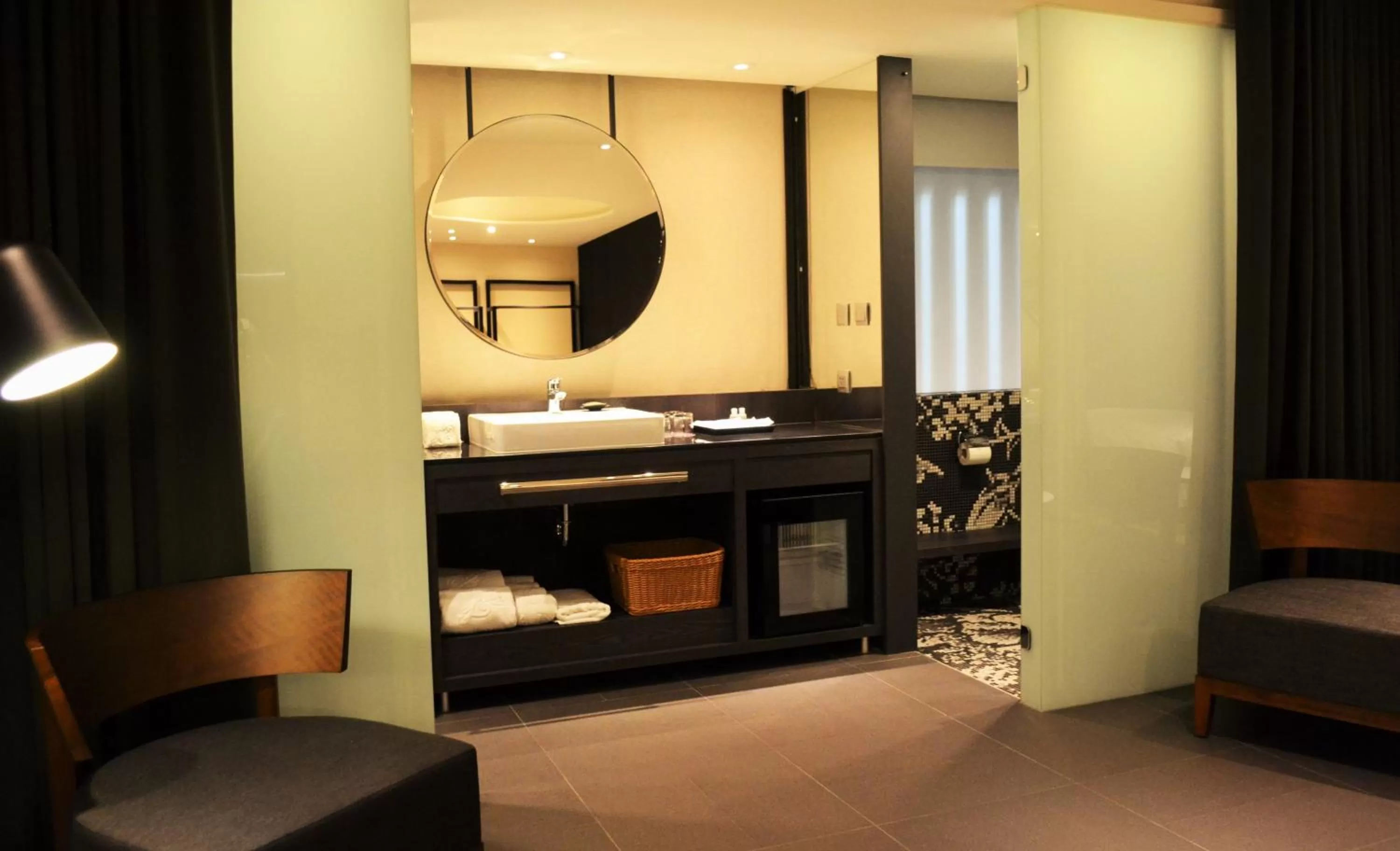 Toilet, TV/Entertainment Center in Hotel Lainn