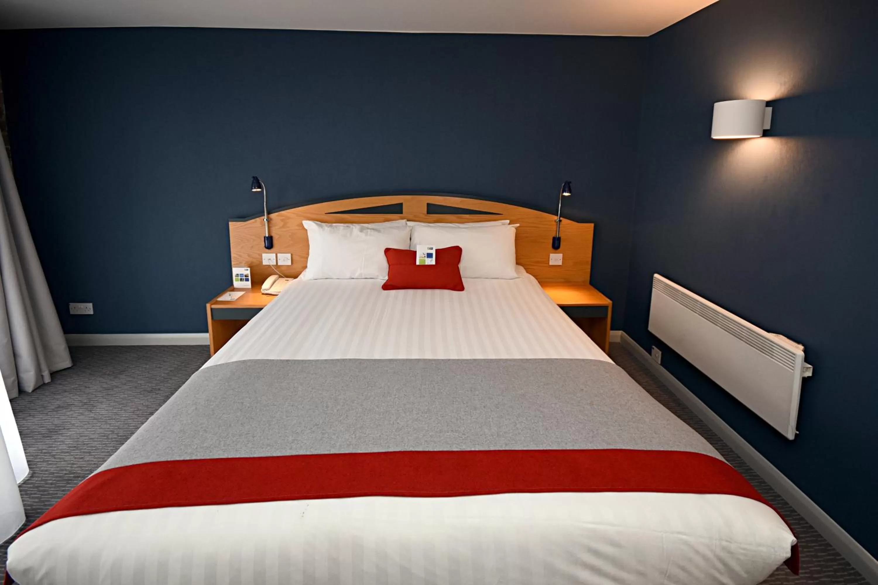 Photo of the whole room, Bed in Holiday Inn Express Liverpool-Albert Dock by IHG