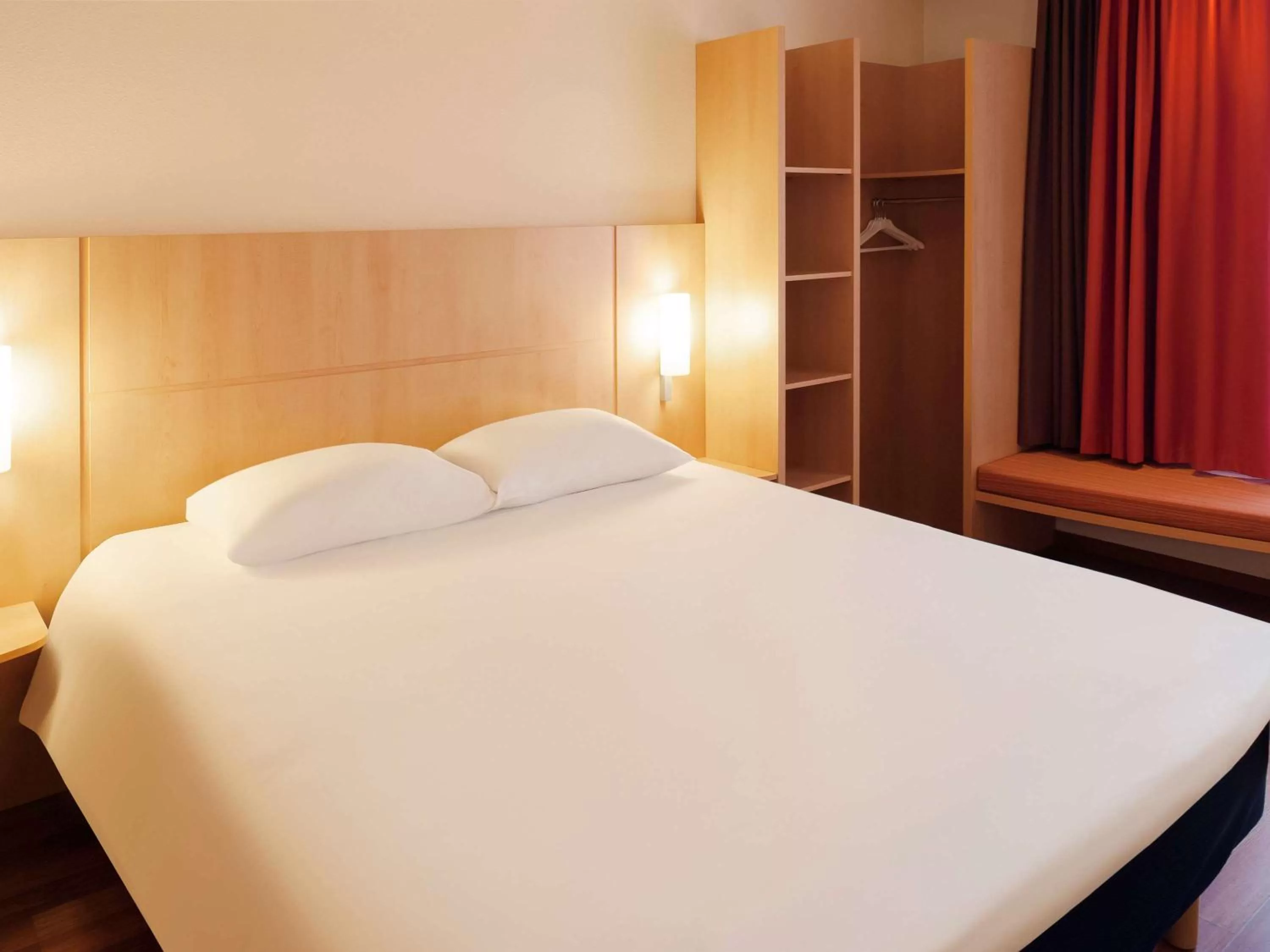 Photo of the whole room, Bed in ibis Hotel Brussels Centre Gare du Midi