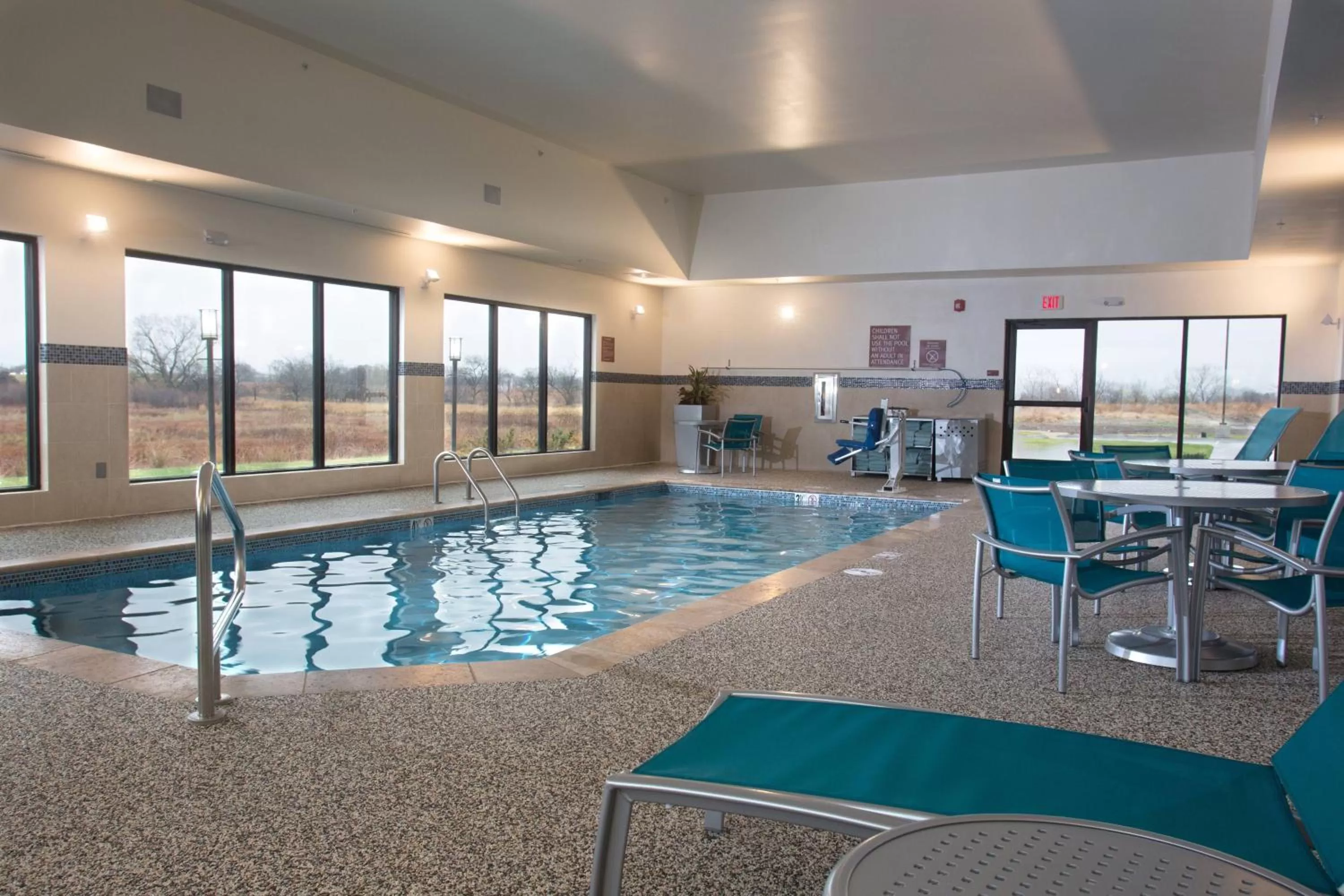 Swimming pool in TownePlace Suites by Marriott Lincoln North