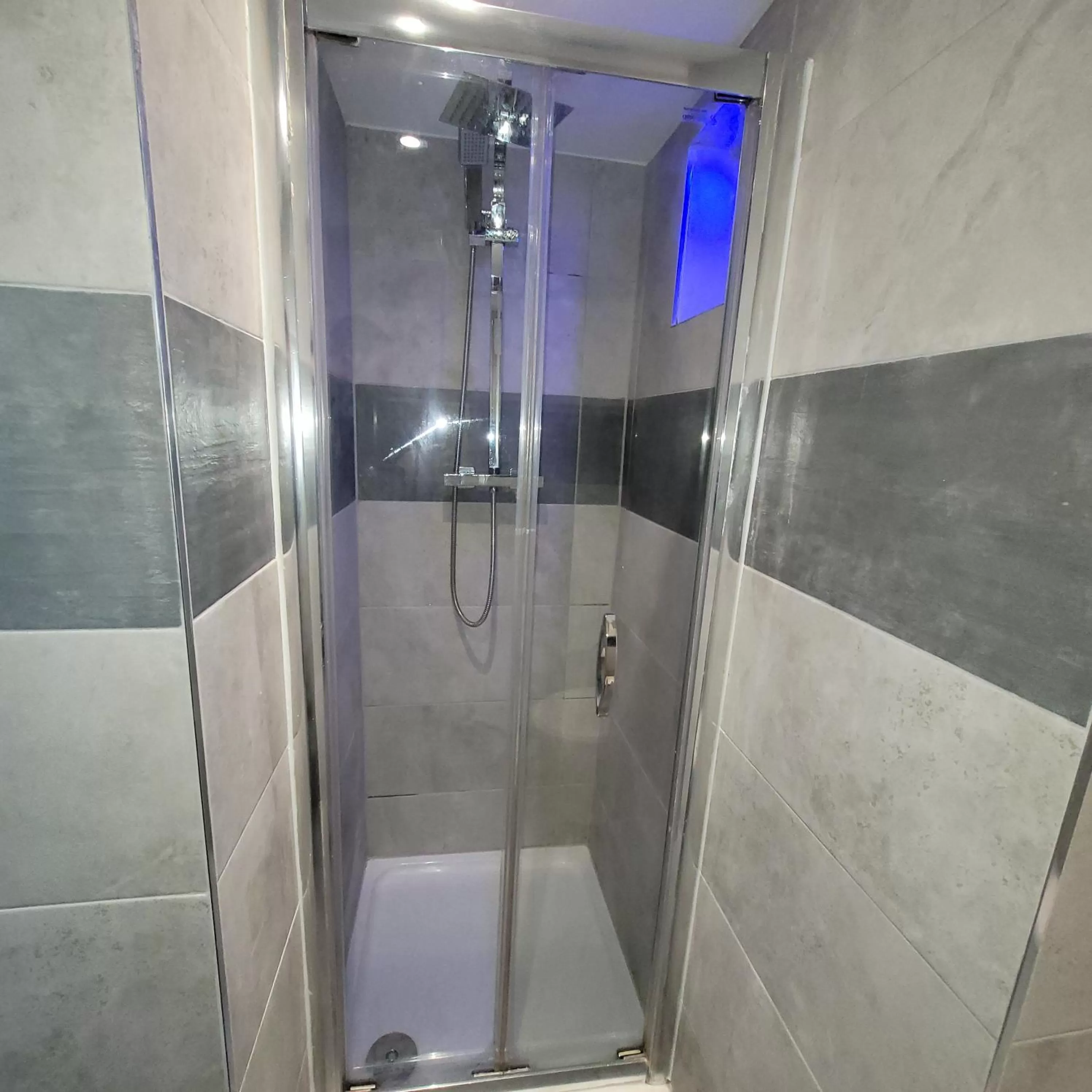 Shower in Argyle Square Hotel