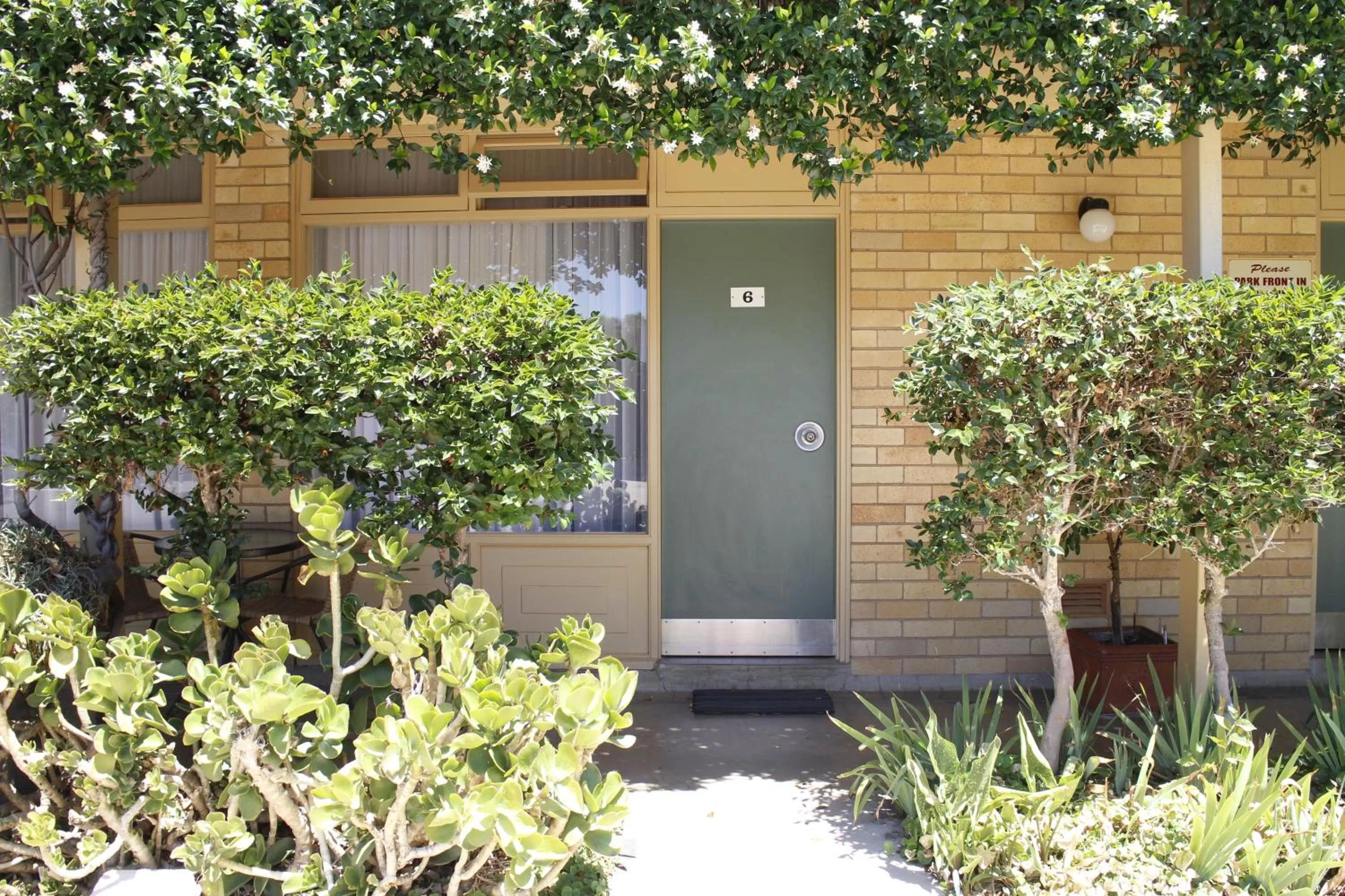 Facade/entrance in Mid City Motor Inn Queanbeyan