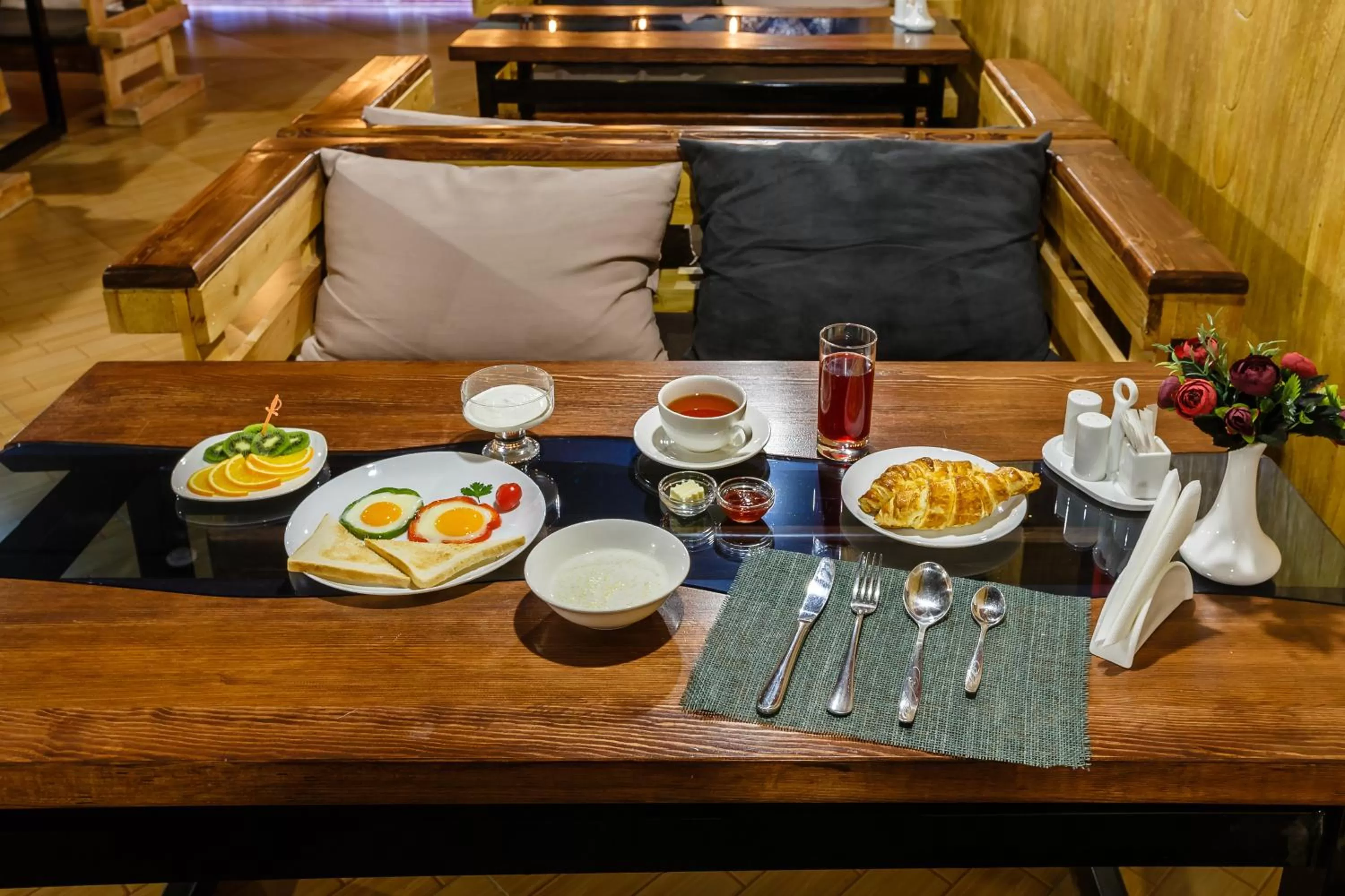 Food and drinks in Brown Hotel