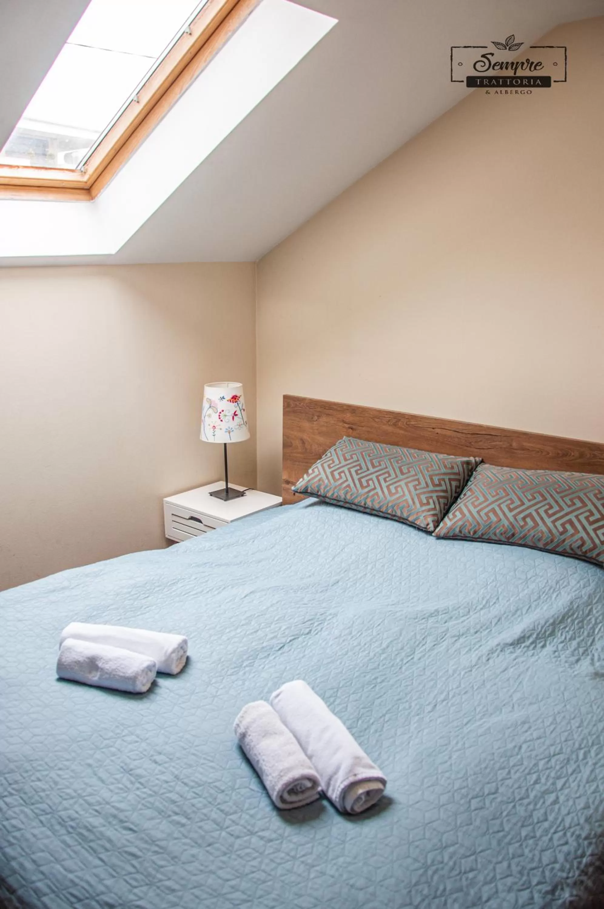 Bed in Sempre Étterem És Panzió