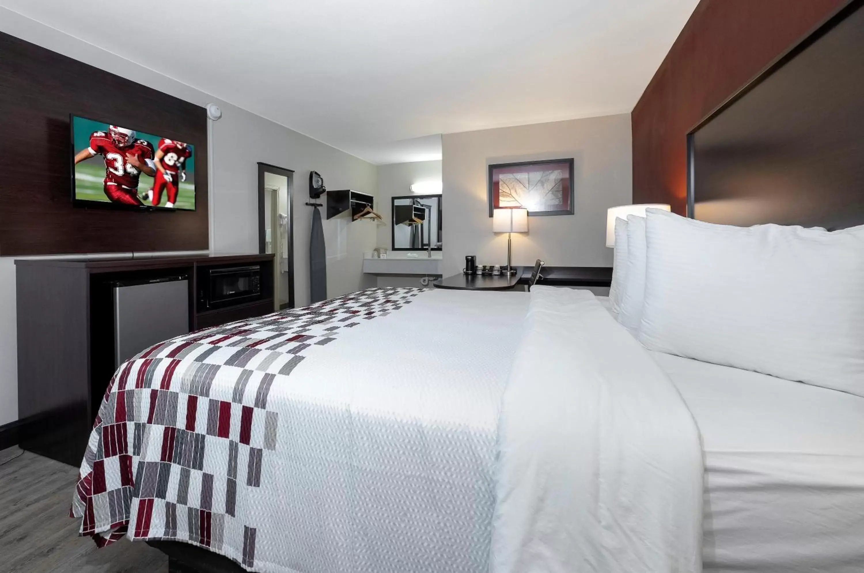 Superior King Room Non-Smoking in Red Roof Inn Muscle Shoals Superior King Room Non-Smoking in Red Roof Inn Muscle Shoals