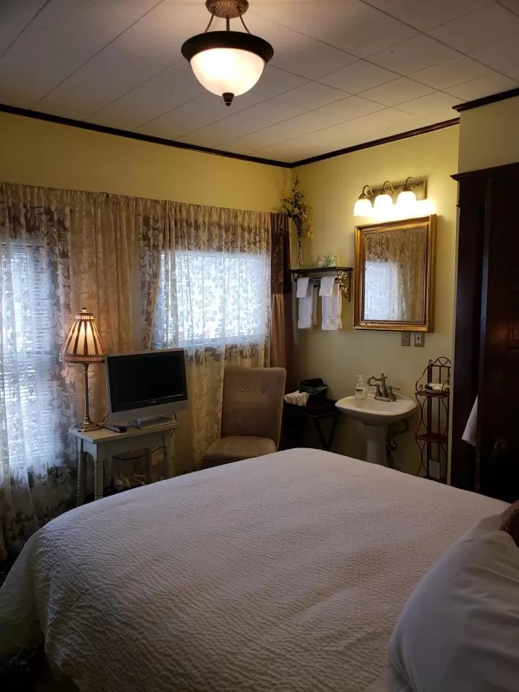 Standard Queen Room in Greenbriar Inn