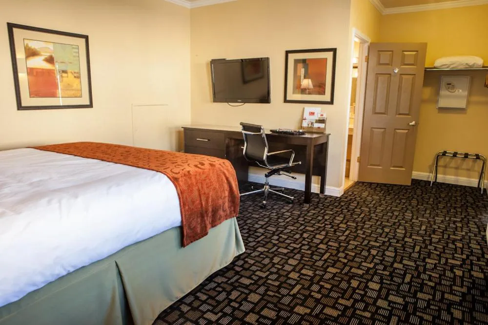 TV and multimedia, Bed in Marinwood Inn & Suites