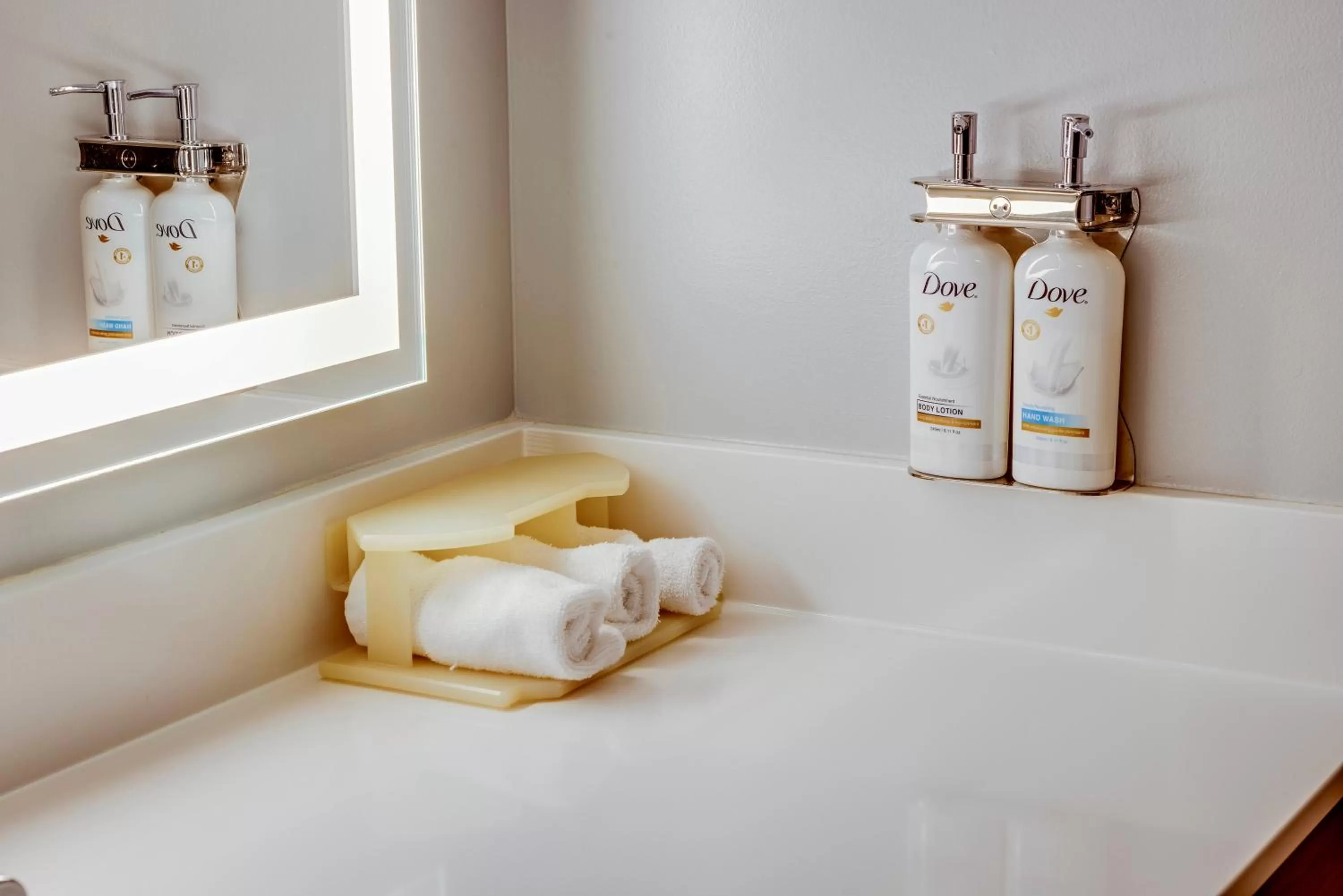 Bathroom, Bed in Holiday Inn Express Hotel & Suites Ohio State University- OSU Medical Center by IHG