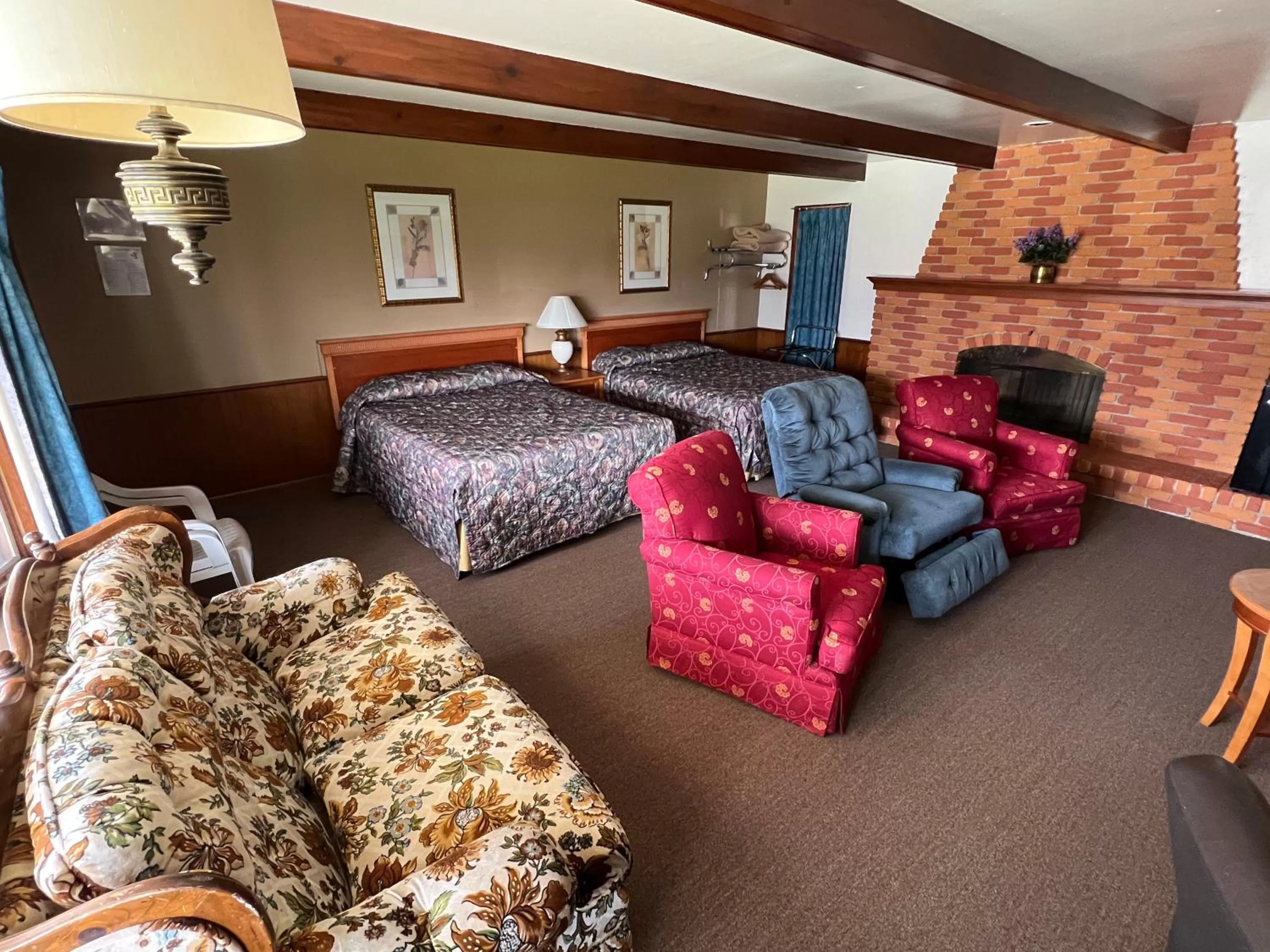 Photo of the whole room in Spinning Wheel Motel