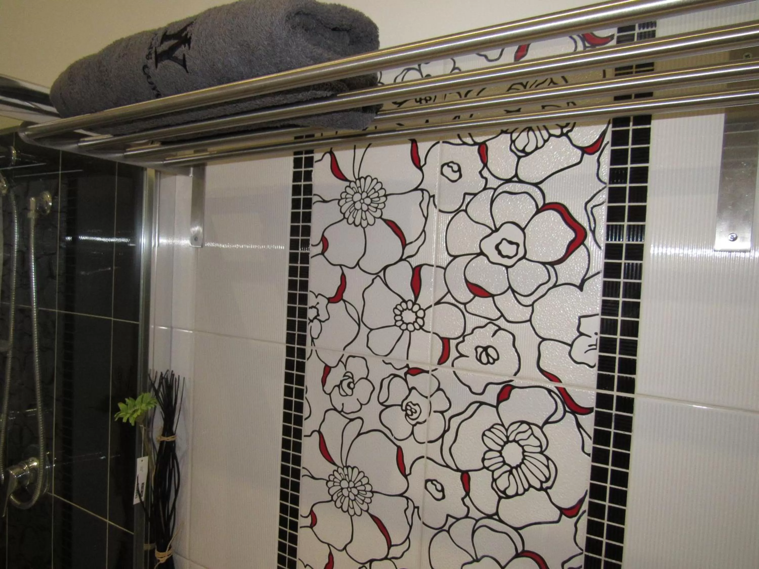 Decorative detail in La Voce del Violino