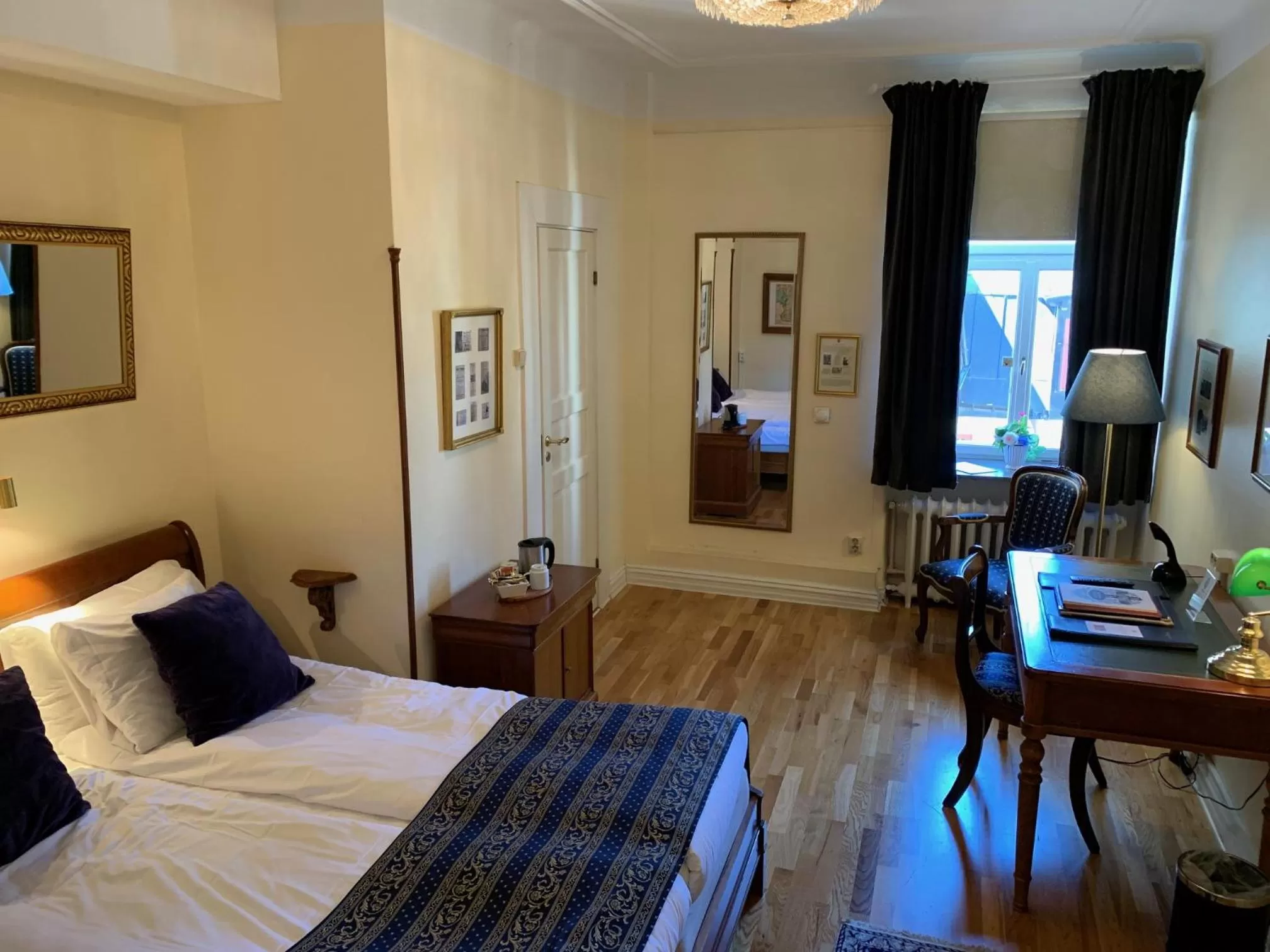 Bed in Mayfair Hotel Tunneln