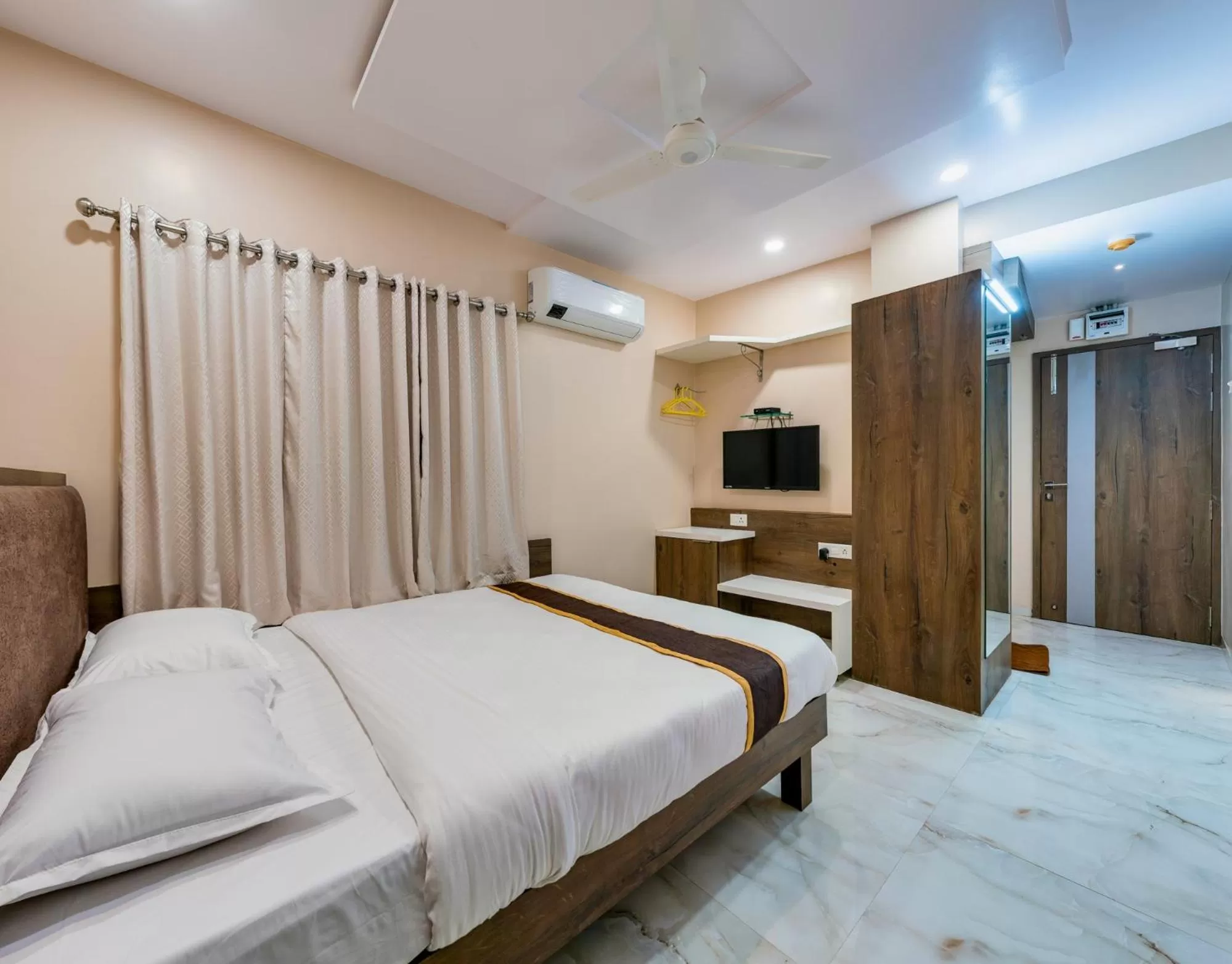 Bed in Hotel Aatithya Satkar Near Mahalaxmi Temple