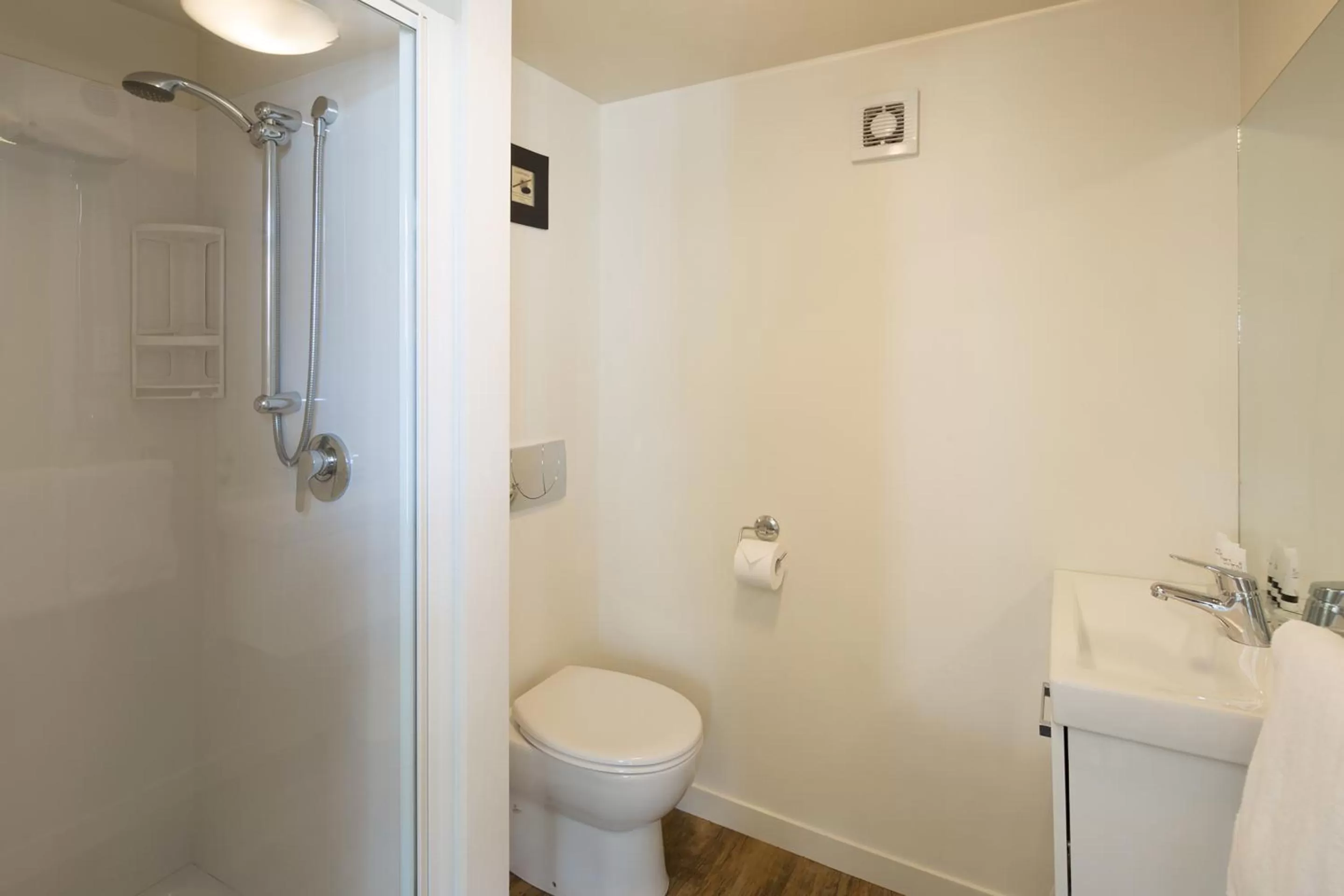 Bathroom in Pavilions Hotel