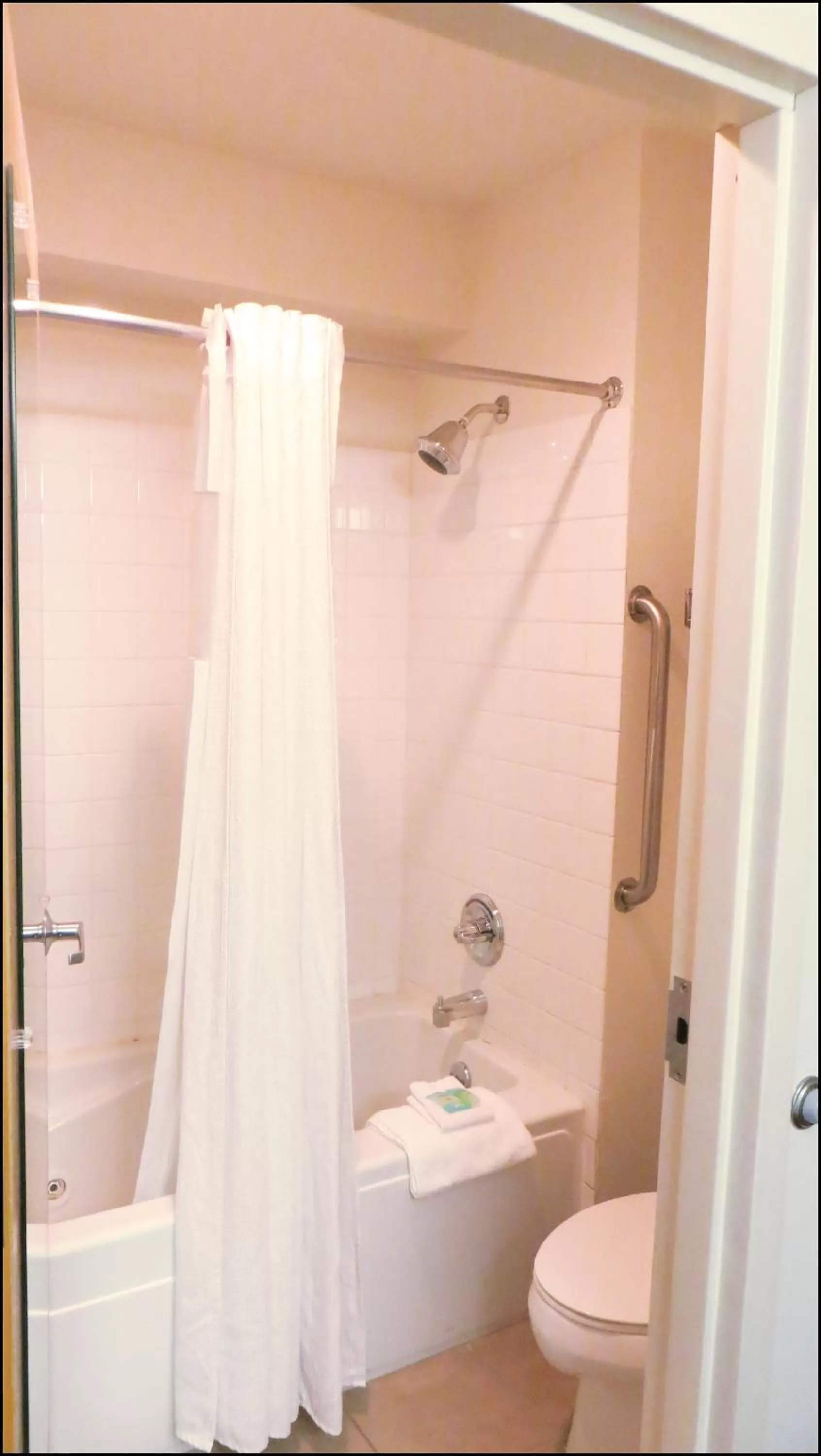 Bathroom in Peppermill Empress Inn