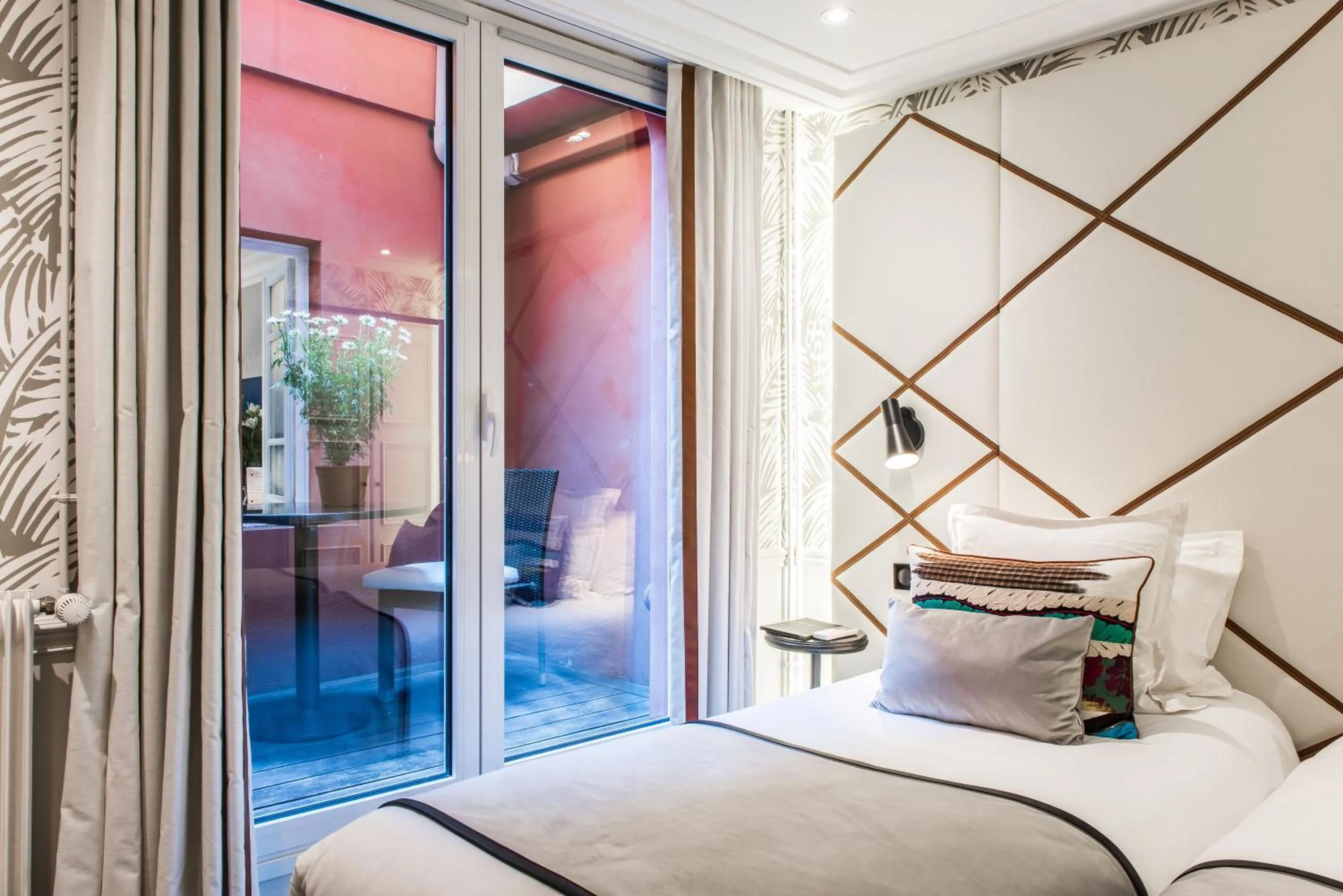 Patio, Bed in Hôtel Jardin Le Bréa