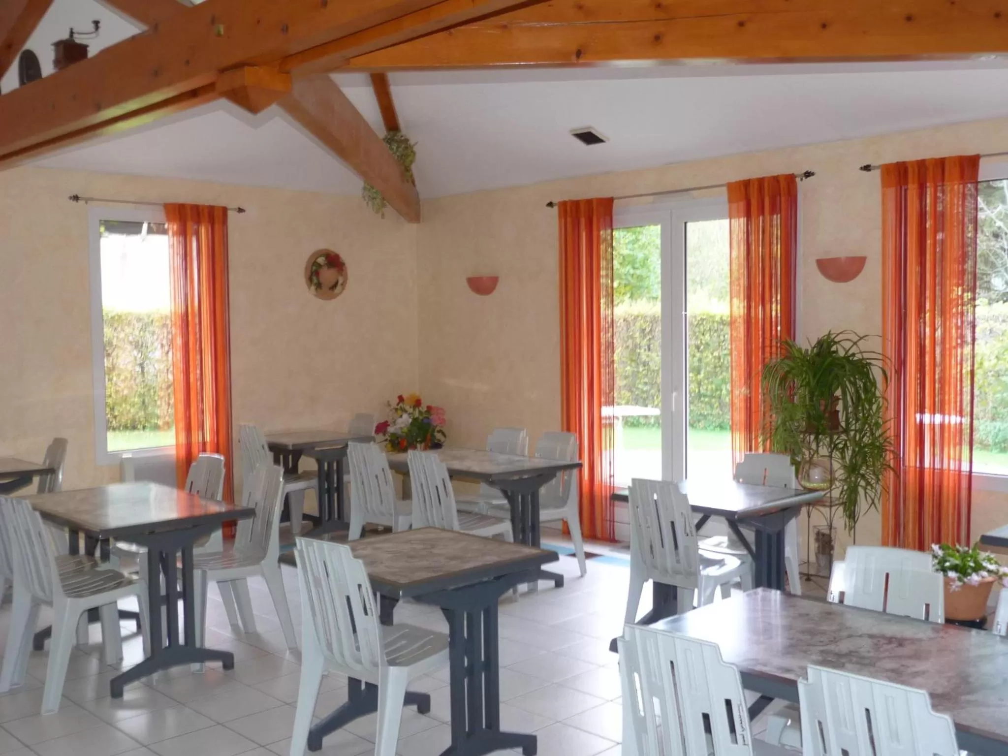 Restaurant/places to eat in Relax Hotel