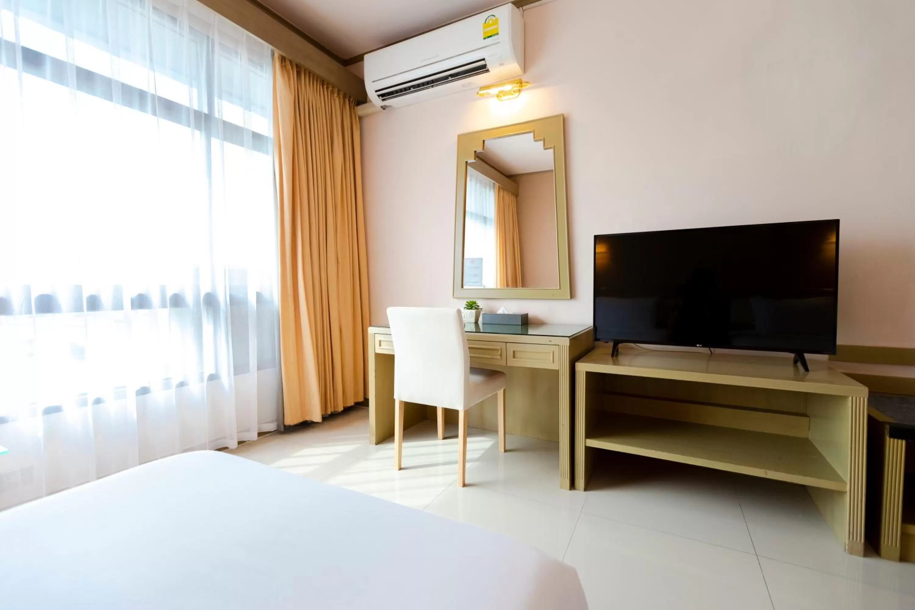 TV and multimedia, Bed in Pinnacle Lumpini Park Hotel