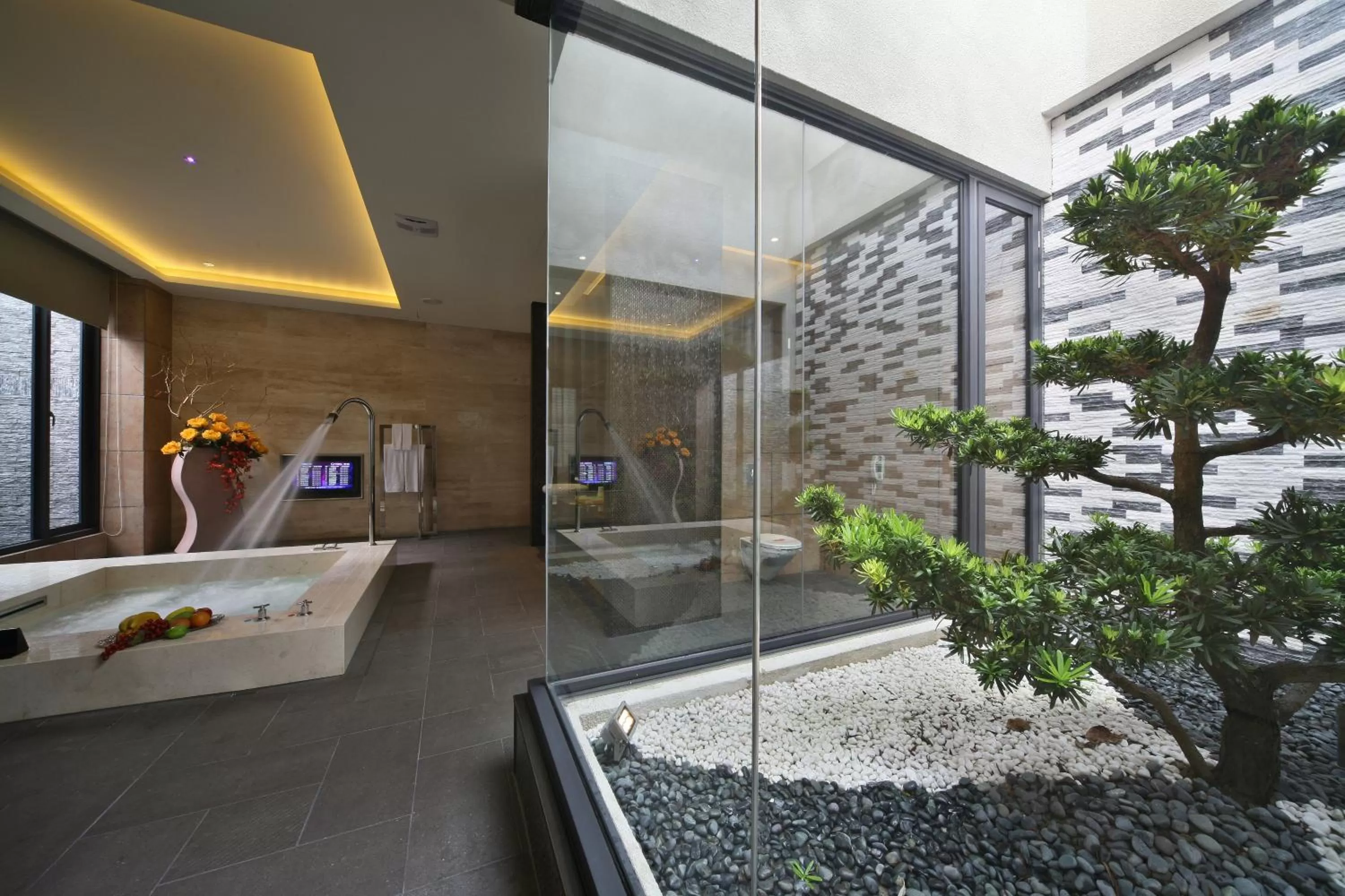 Bathroom, Bed in Han Guan Motel