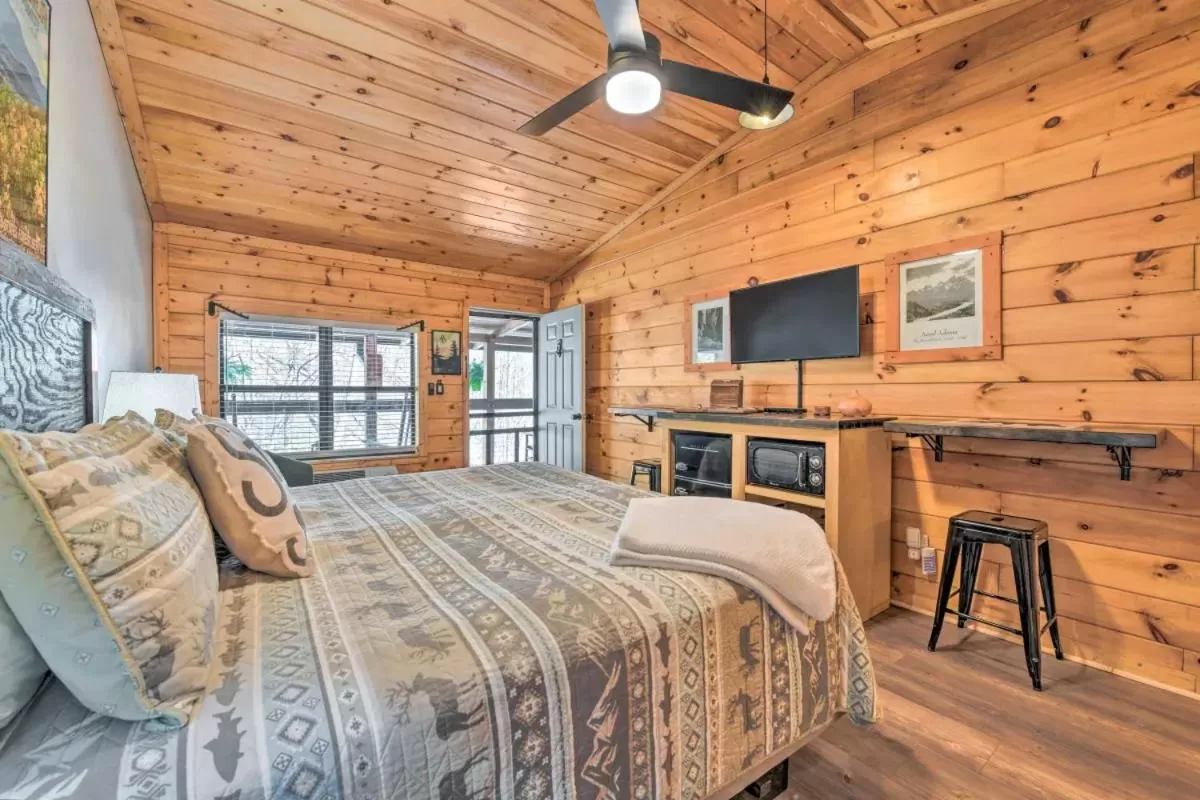 Bed in The Lodge Nantahala River