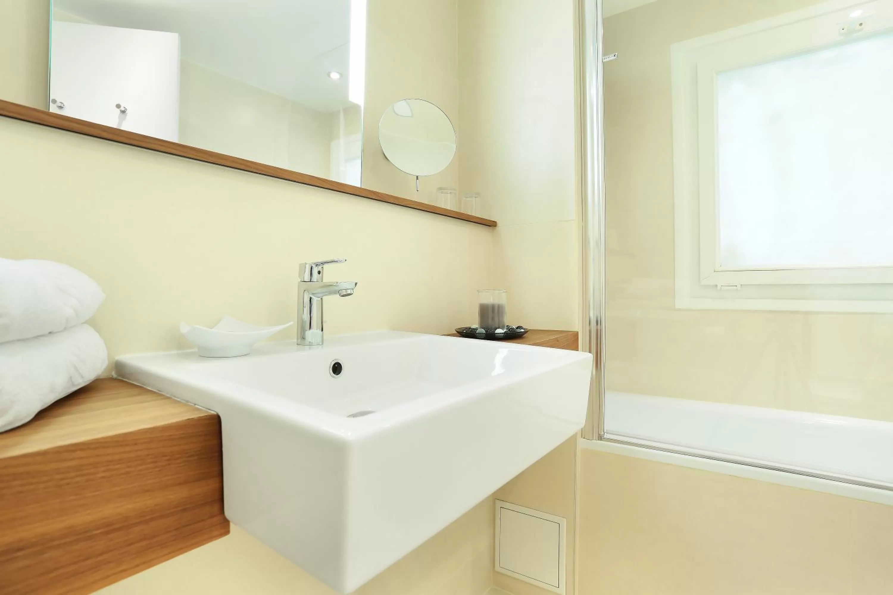 Bathroom in Maison Axel Opéra Paris