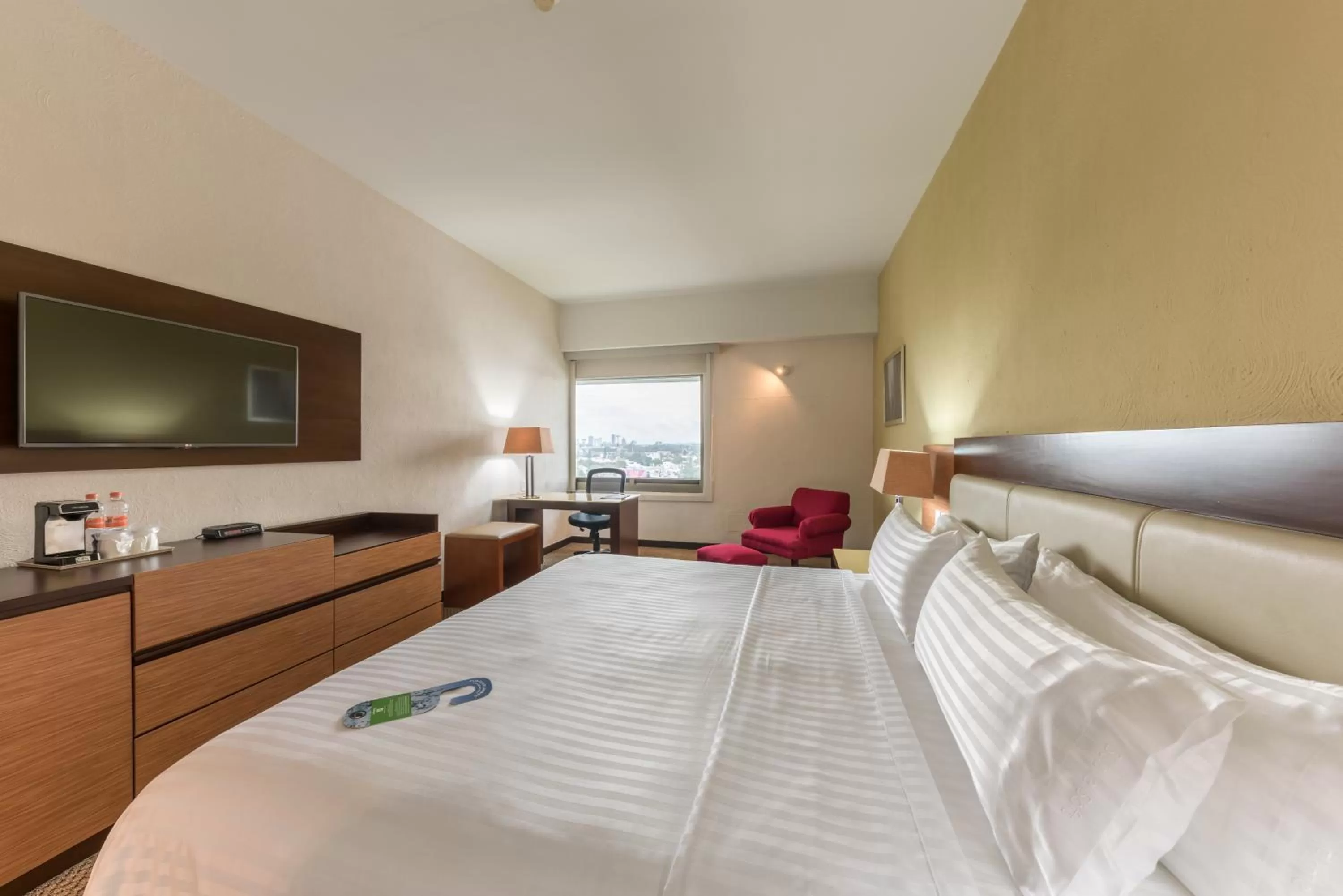 Bed in Holiday Inn Guadalajara Select by IHG