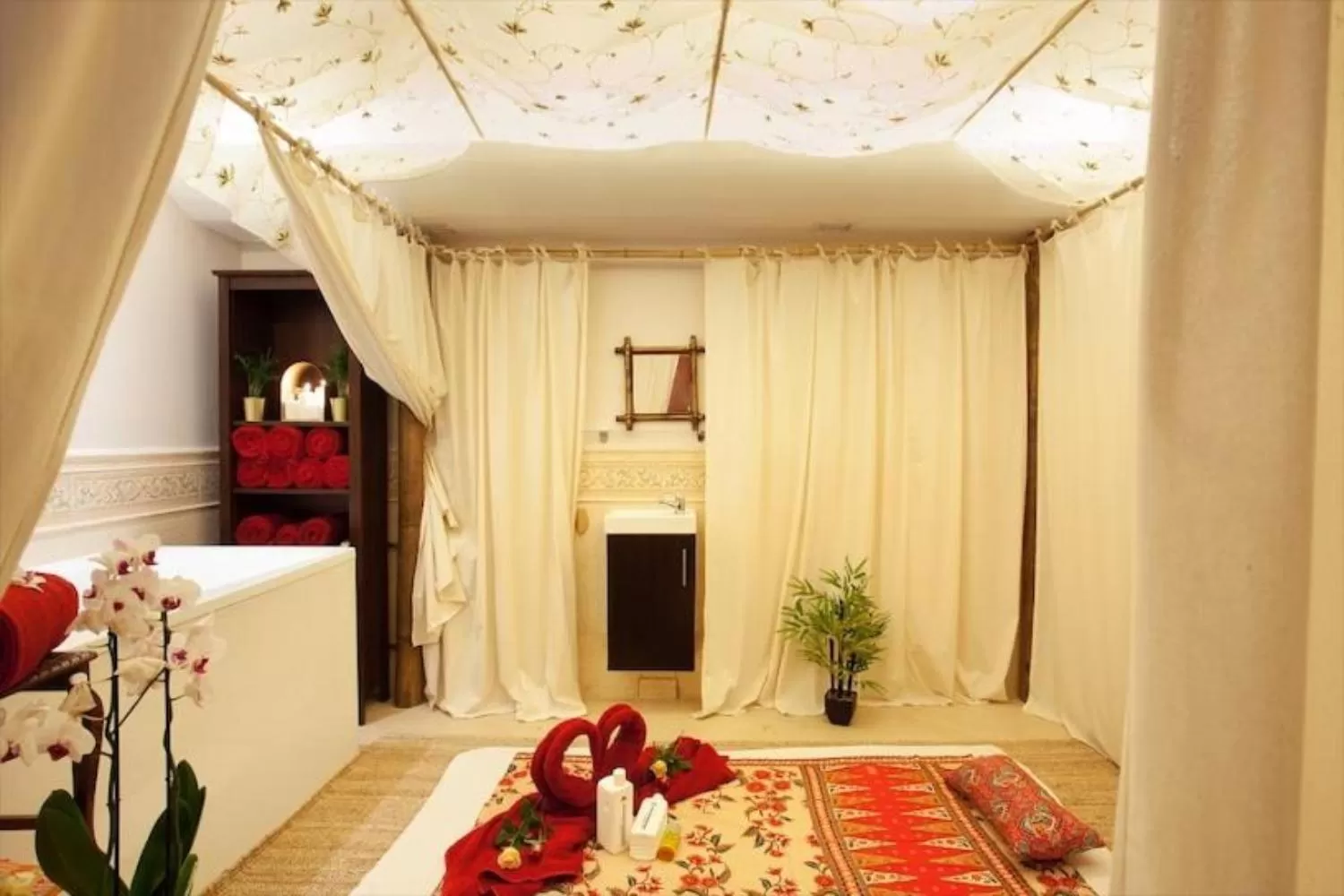 Activities, Bed in Hotel Opera