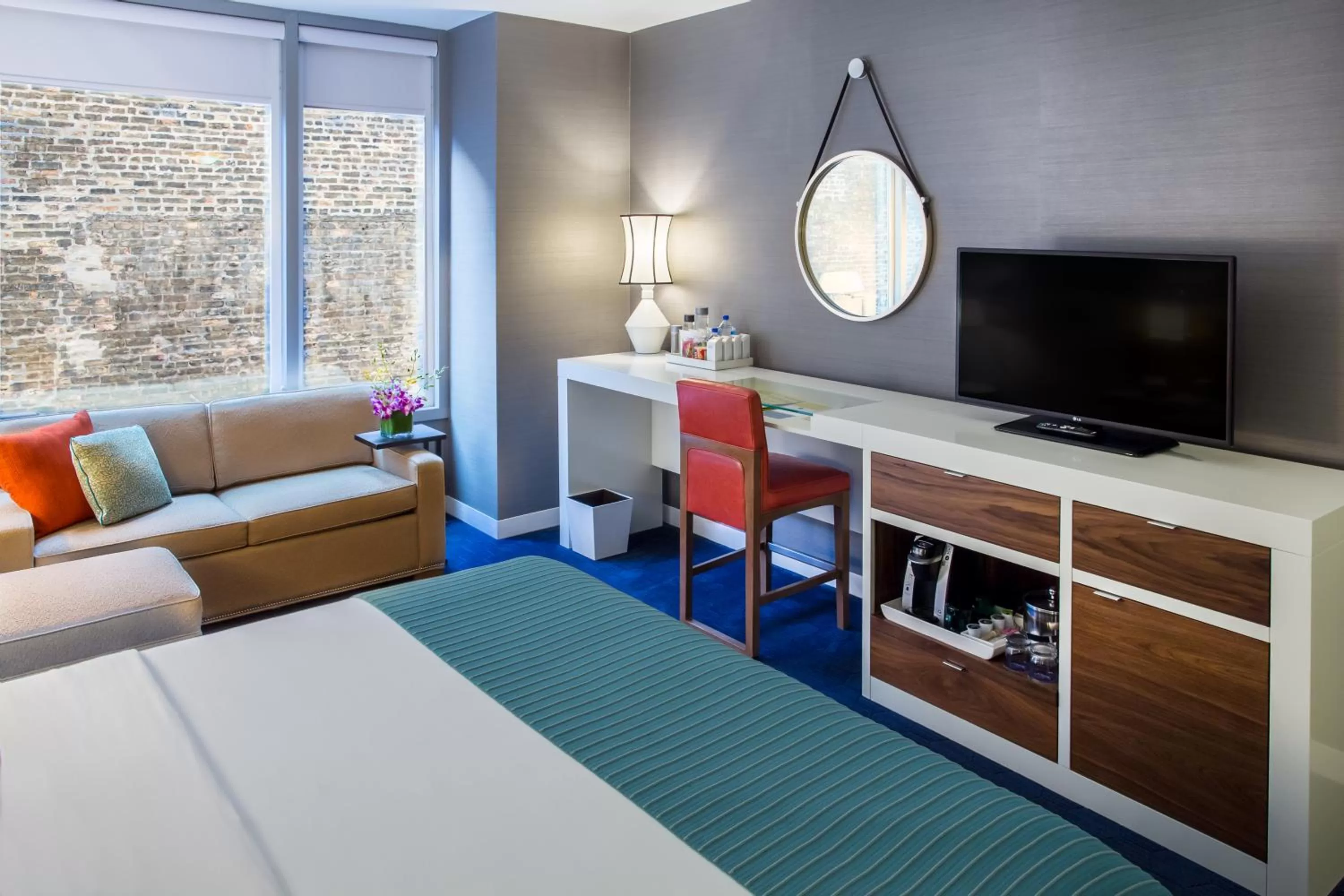 Photo of the whole room, Bed in Kinzie Hotel