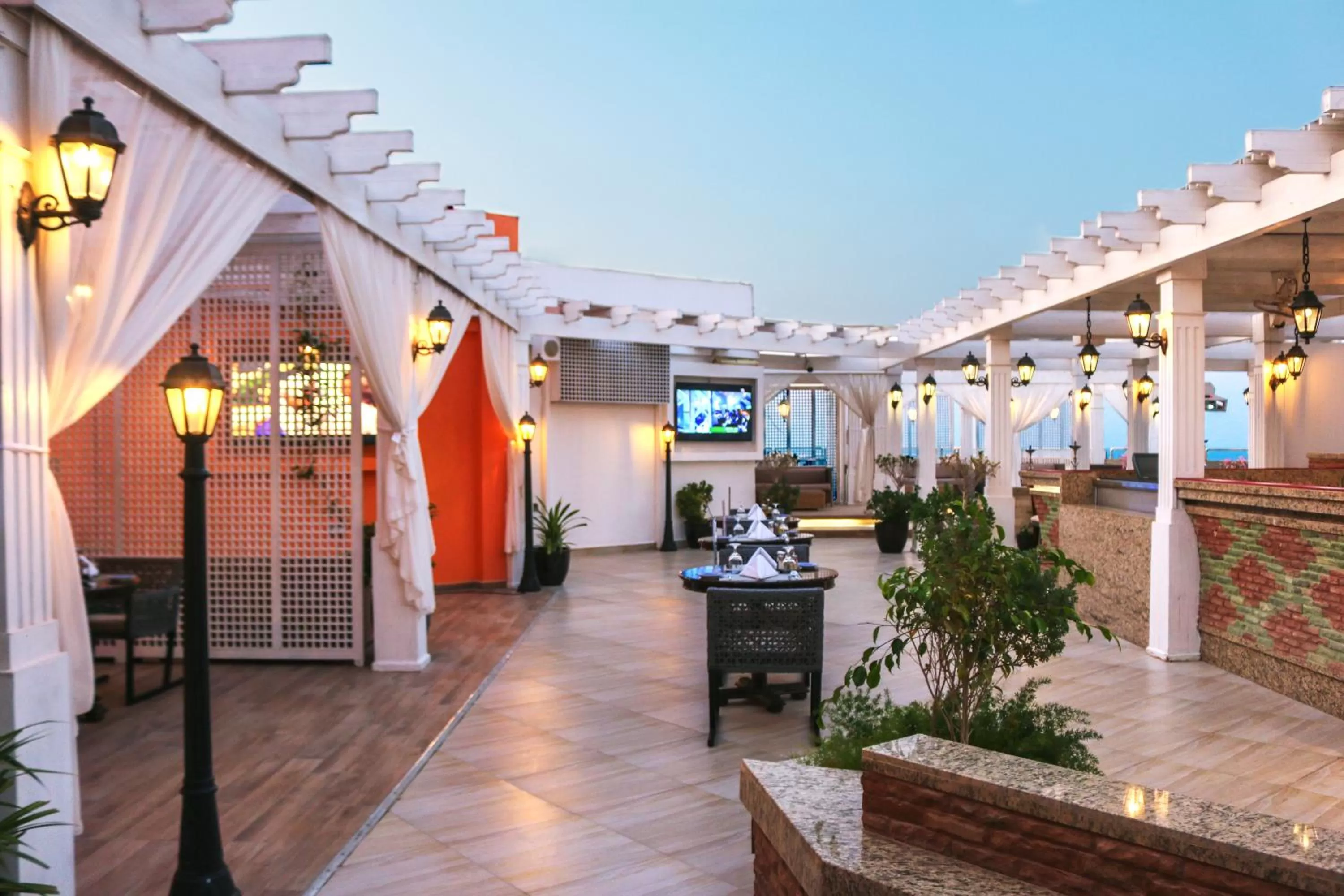 Restaurant/places to eat in Ramada Hotel and Suites Amwaj Islands