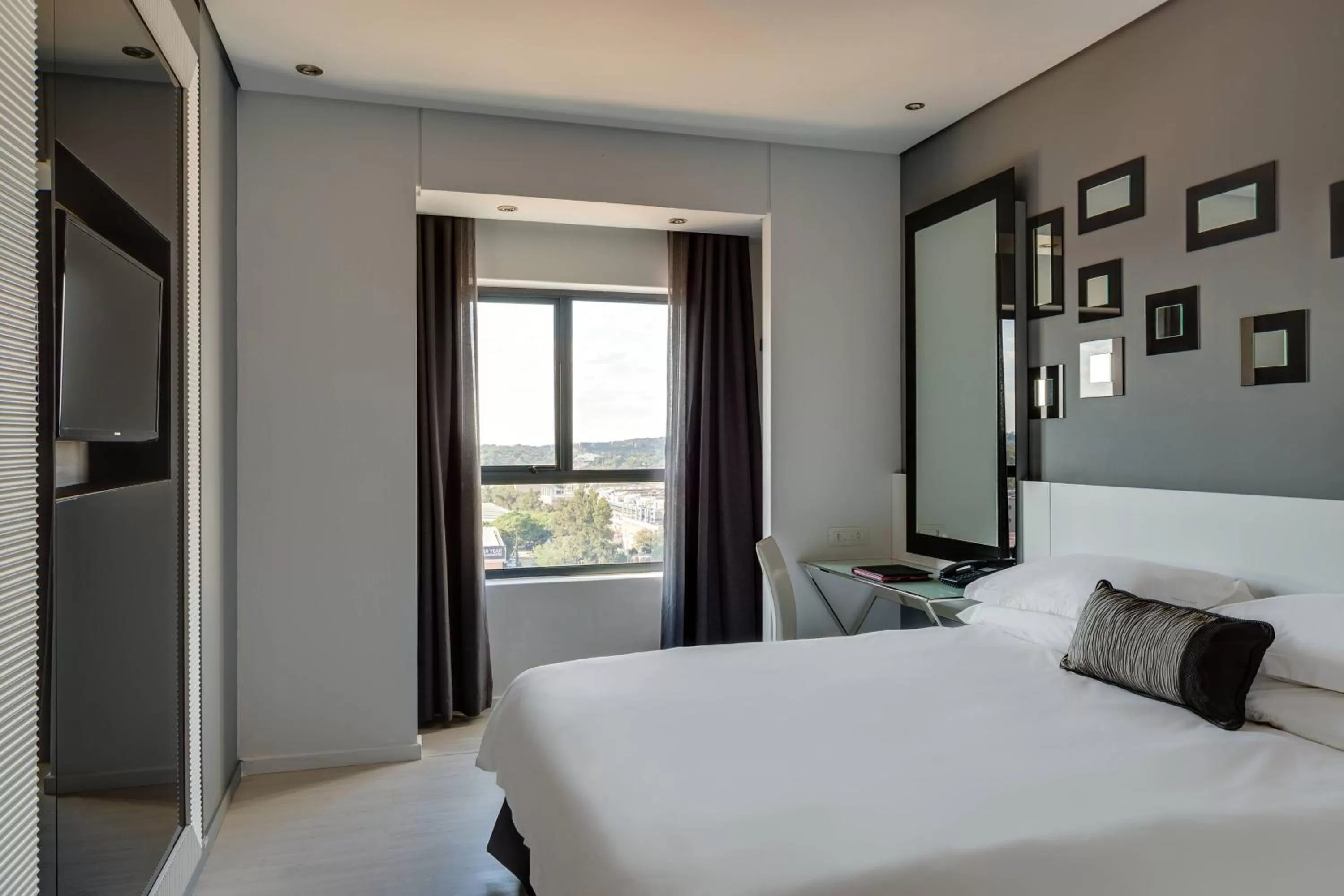 Photo of the whole room, Bed in Protea Hotel Fire & Ice! by Marriott Pretoria Menlyn