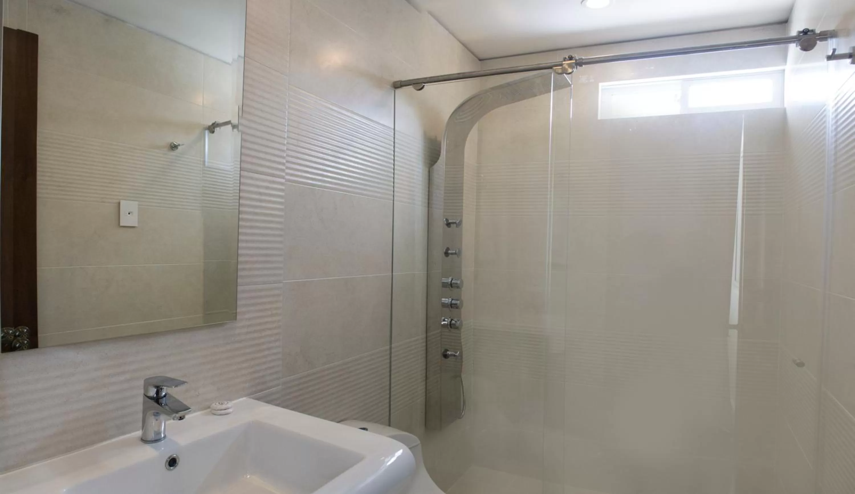 Shower, Bathroom in Hotel Palonegro