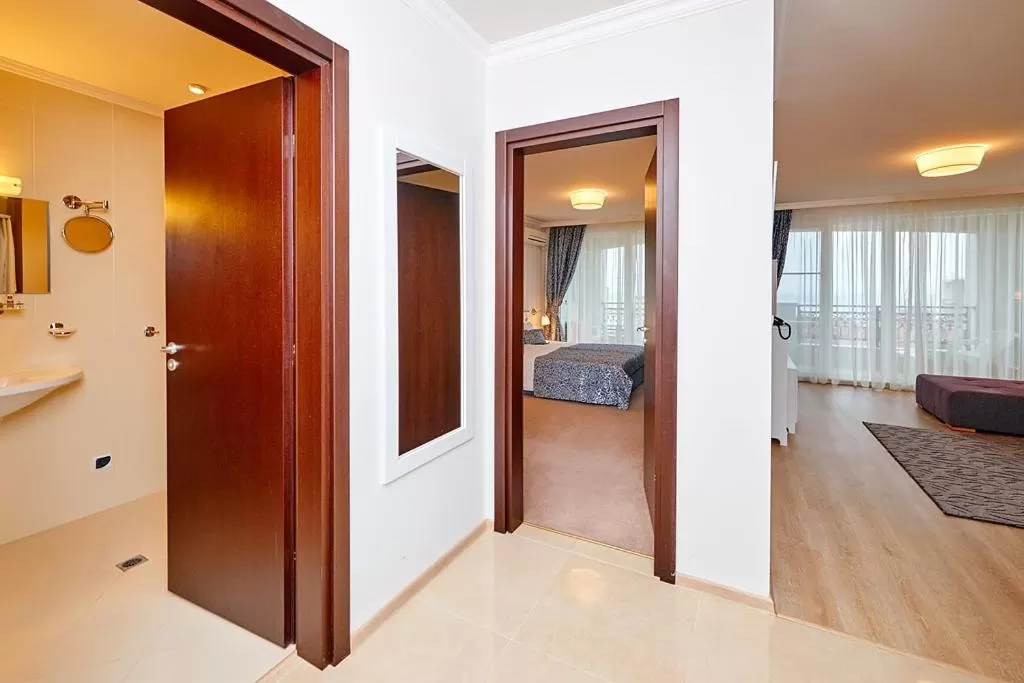 Living room, Bed in Penelopa Palace Apart Hotel & SPA