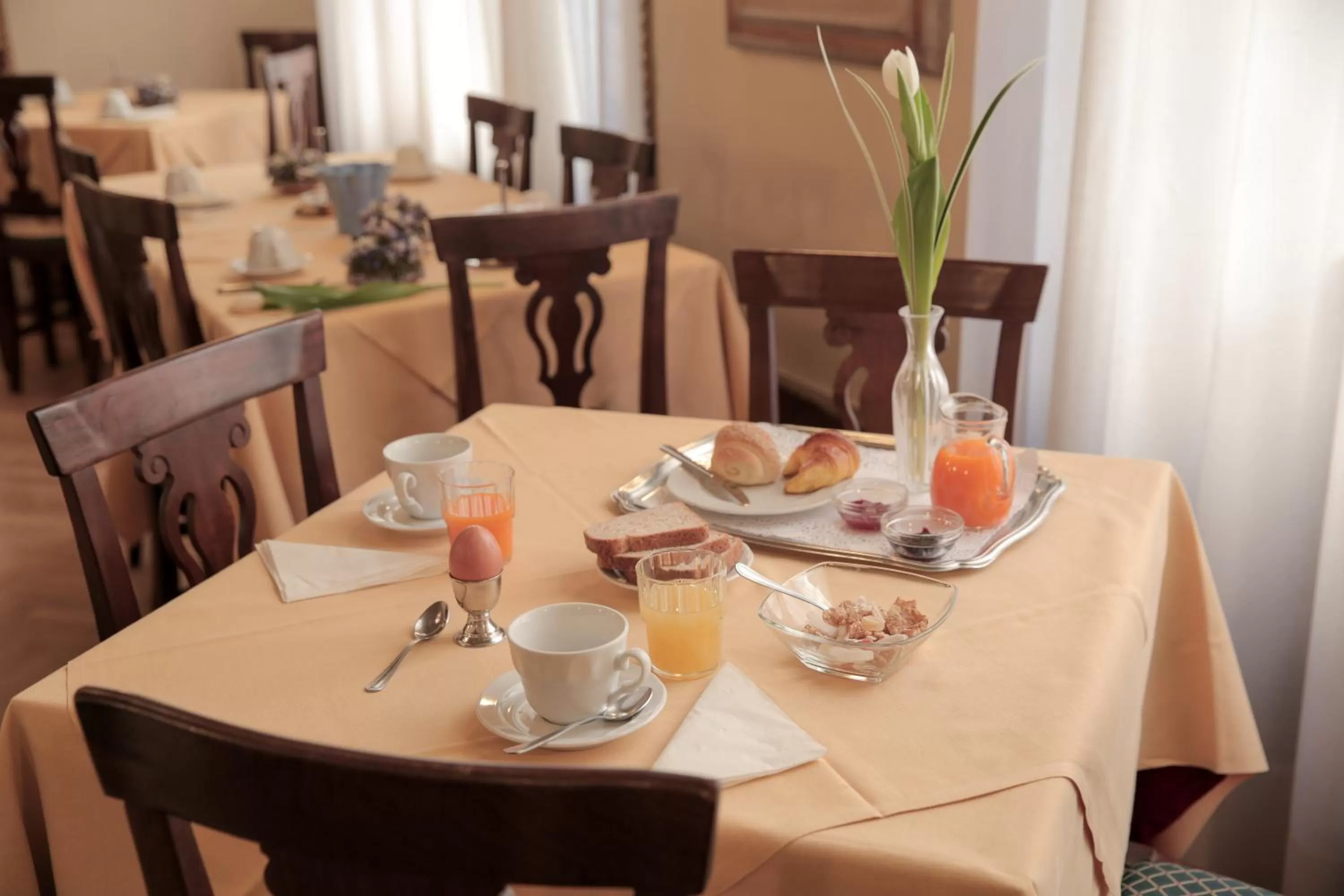 Communal lounge/ TV room in Hotel Villa Liana