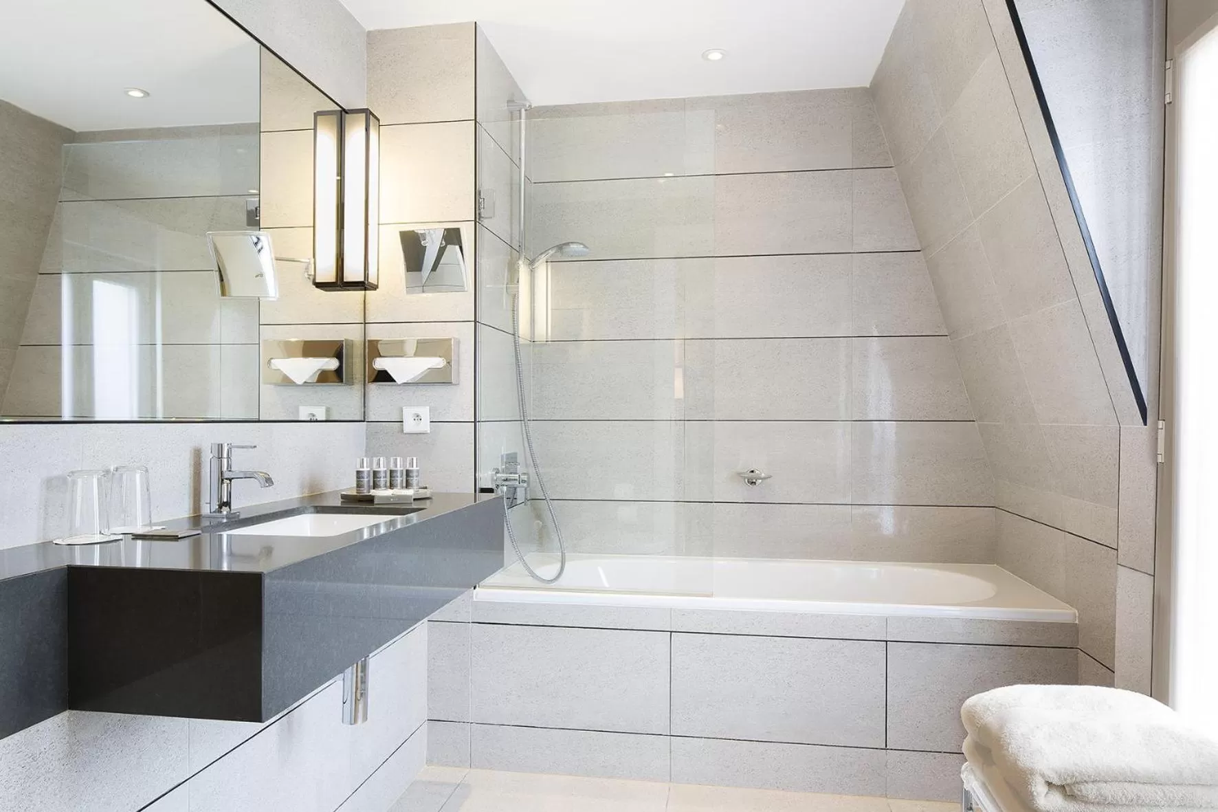 Bathroom in Balmoral Champs Elysées