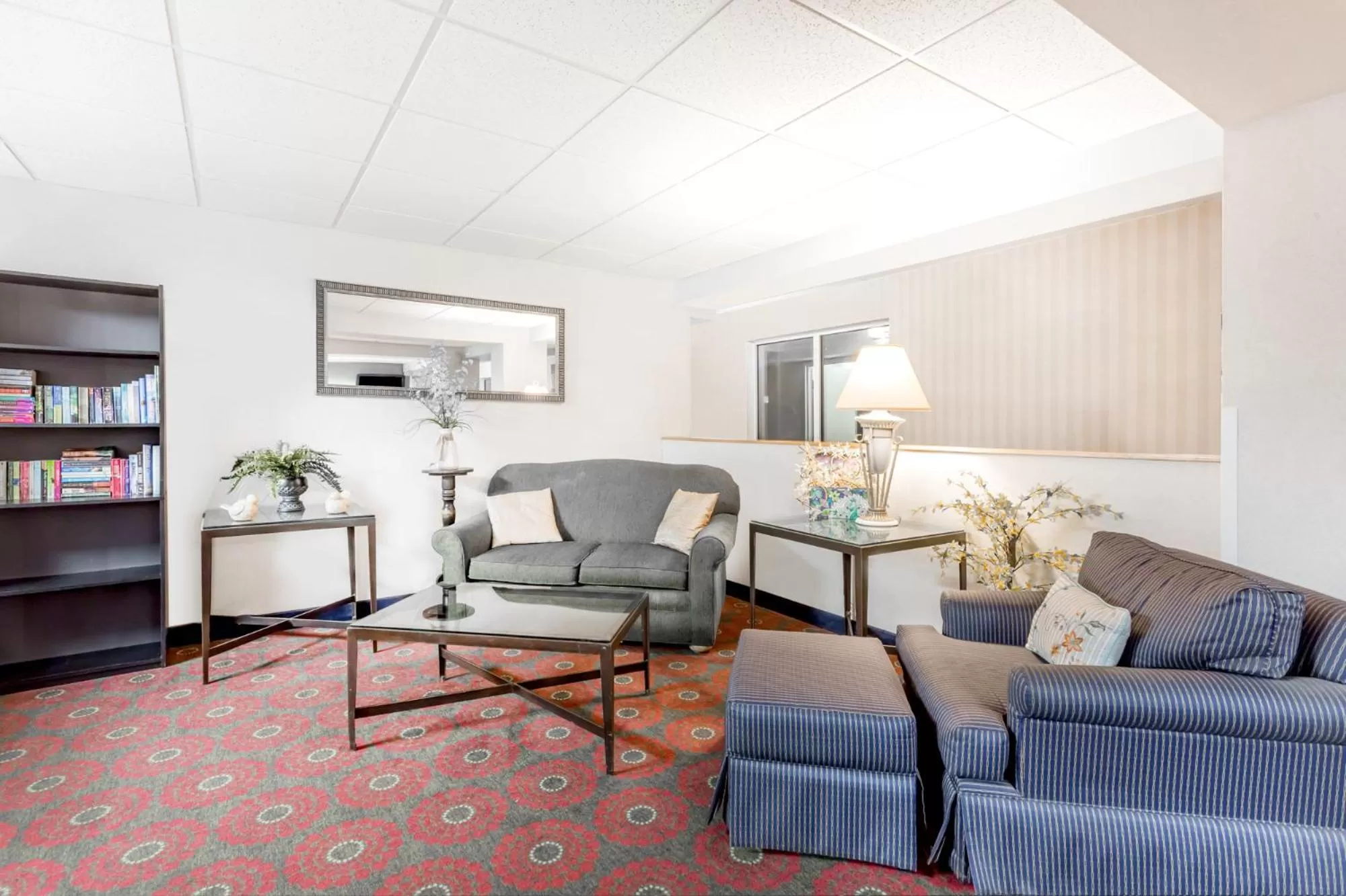 Living room in Days Inn by Wyndham Cedar Falls- University Plaza