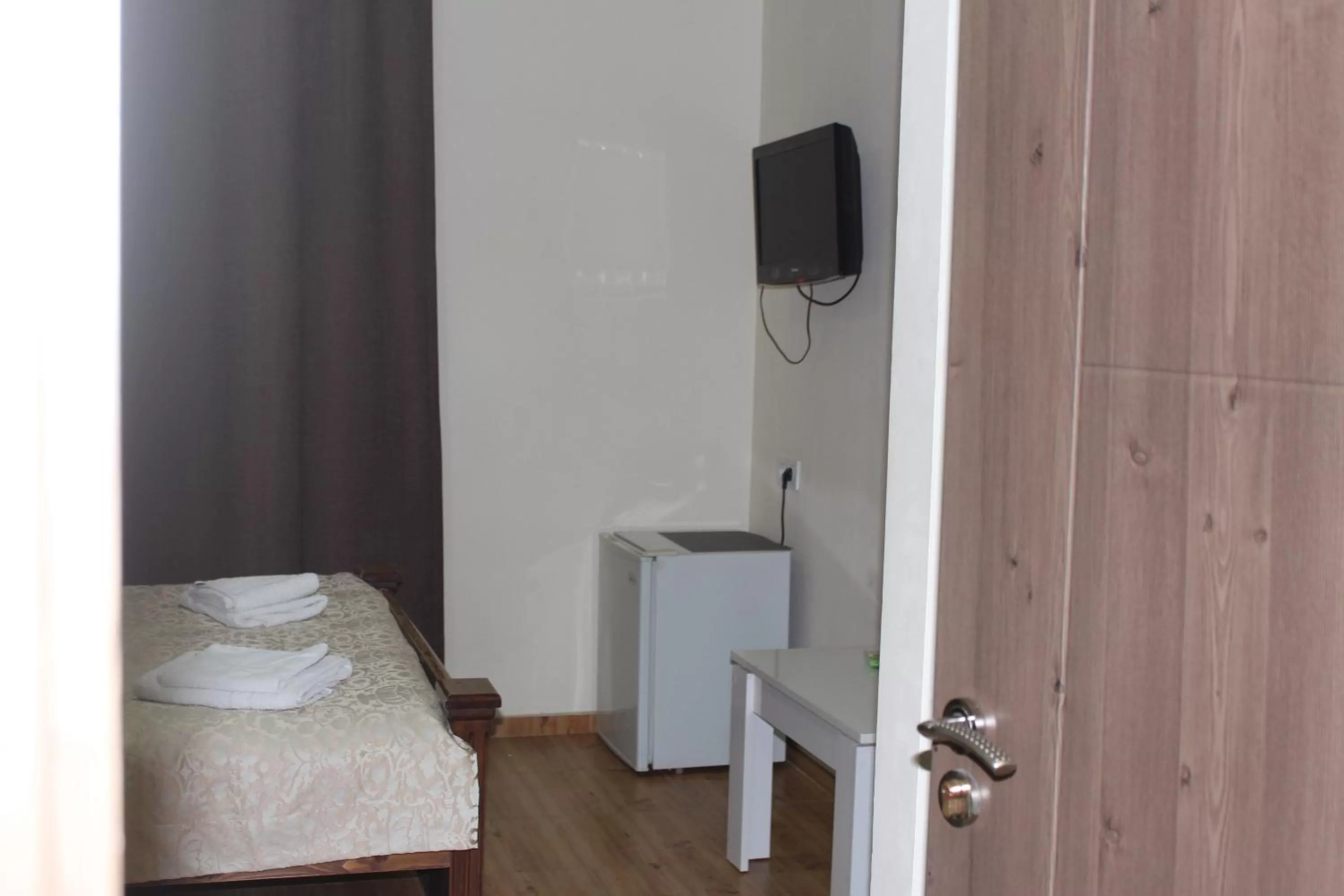 Photo of the whole room, TV/Entertainment Center in IRISE